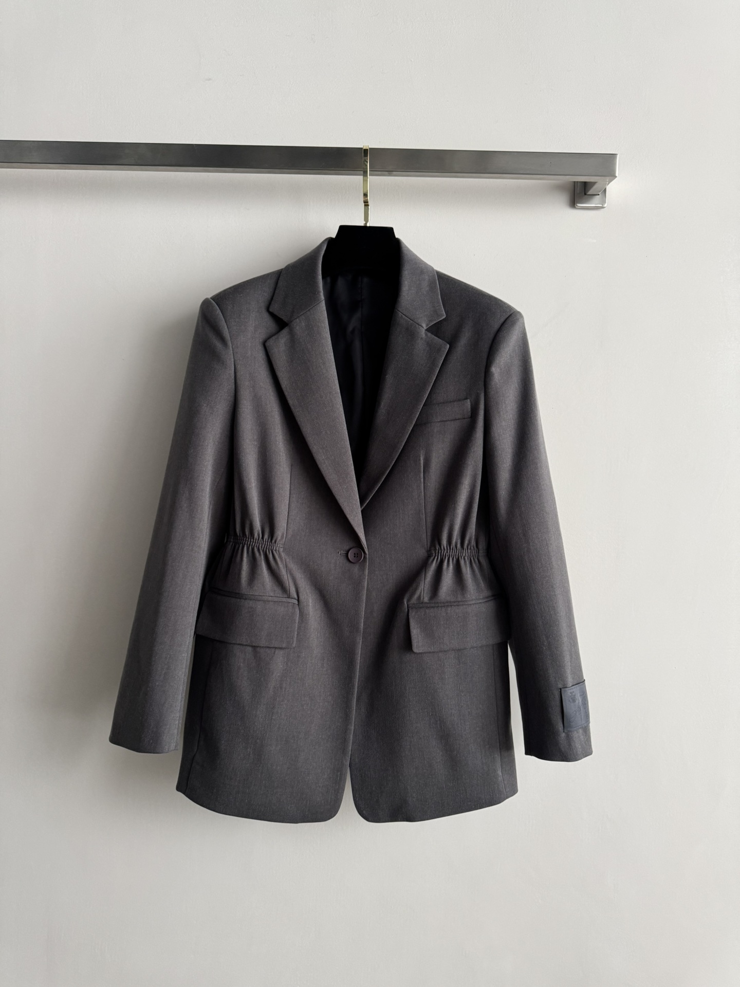 NO:638755,Alexander  Wan*'s new 25 autumn and winter show model, high-end gray blazer is a 'high-intelligence minimalist + sisterly relaxed feeling' route. It uses 'silhouette' to express aura and 'narrow waist' to hide sexiness - gray-toned worsted wool has its own 'old money and nobility'. The wide shoulders bring out the right-angled shoulders, and the waist is pinched to create an hourglass figure. Wearing it alone makes you feel like a cool woman.  , wearing suspenders inside is a 'dangerous and charming' contrast. With wide-leg trousers, you will be a supermodel on the show. If you put on a short skirt, you will be a hot girl going out for a date after work. One piece can be used in all occasions of 'killing people in the workplace / winning money on dates'. Wear it when walking on the road, and the wind will be your BGM~SML, Alexander Wang-clothing, loro  piana,alexander wang,skirts,jackets & coats,business suit,alexander wang19860909Alexander Wan*新款25秋冬秀场款,高级灰西装外套「高智极简+姐系松弛感」路线,用“廓形”写气场,以“收腰”藏性感——灰调精纺羊毛自带「老钱贵气」,宽肩衬出直角肩,收腰掐出沙漏身,单穿是冷感大女人,内搭吊带是“危险又迷人”的反差,配阔腿西裤是秀场超模,换短裙就是下班赴约的辣妹.一件承包“职场杀疯/约会赢麻”的所有场合,穿它走在路上,风都是你的BGM～SML,亚历山大王-服装,loro piana,alexander wang,skirts,jackets & coats,business suit,alexander wang,Women's clothing