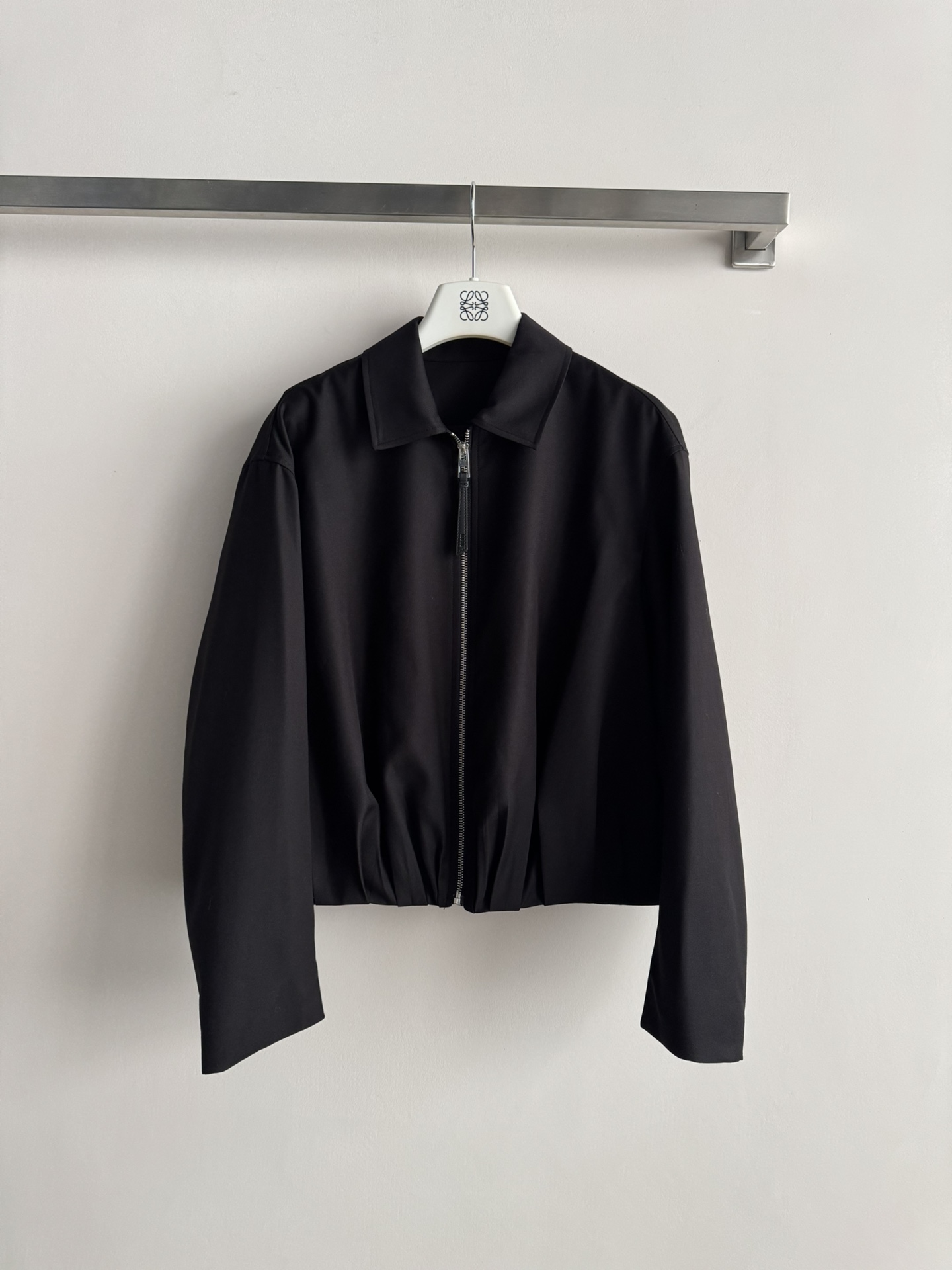 NO:638759,LOEW*25 new lapel jacket has a loose fit and is super casual. The unique zipper design adds more neatness. The upper body shows off the body proportions very well. The unique pleat design on the back with leather label decoration is full of details. Paired with a series of trousers ~ it is casually fashionable when walking around, suitable for commuting or casual outings, easily showing elegant temperament and charm. SML, Loewe-clothing, loro piana, loewe, loewe, jackets & coats, jackets &  coats,alexander wang19860909LOEW*25新款翻领夹克外套宽松版型超显随性 独特的拉链设计增添了更多的利落感,上身把身材比例显的很好,背后独特的褶皱设计配上皮标装饰细节感拉满,搭配系列长裤～走动间都是不经意的时髦通勤还是休闲出街都适配,轻松展现优雅气质魅力SML,罗意威-服装,loro piana,loewe,loewe,jackets & coats,jackets & coats,alexander wang,Women's clothing