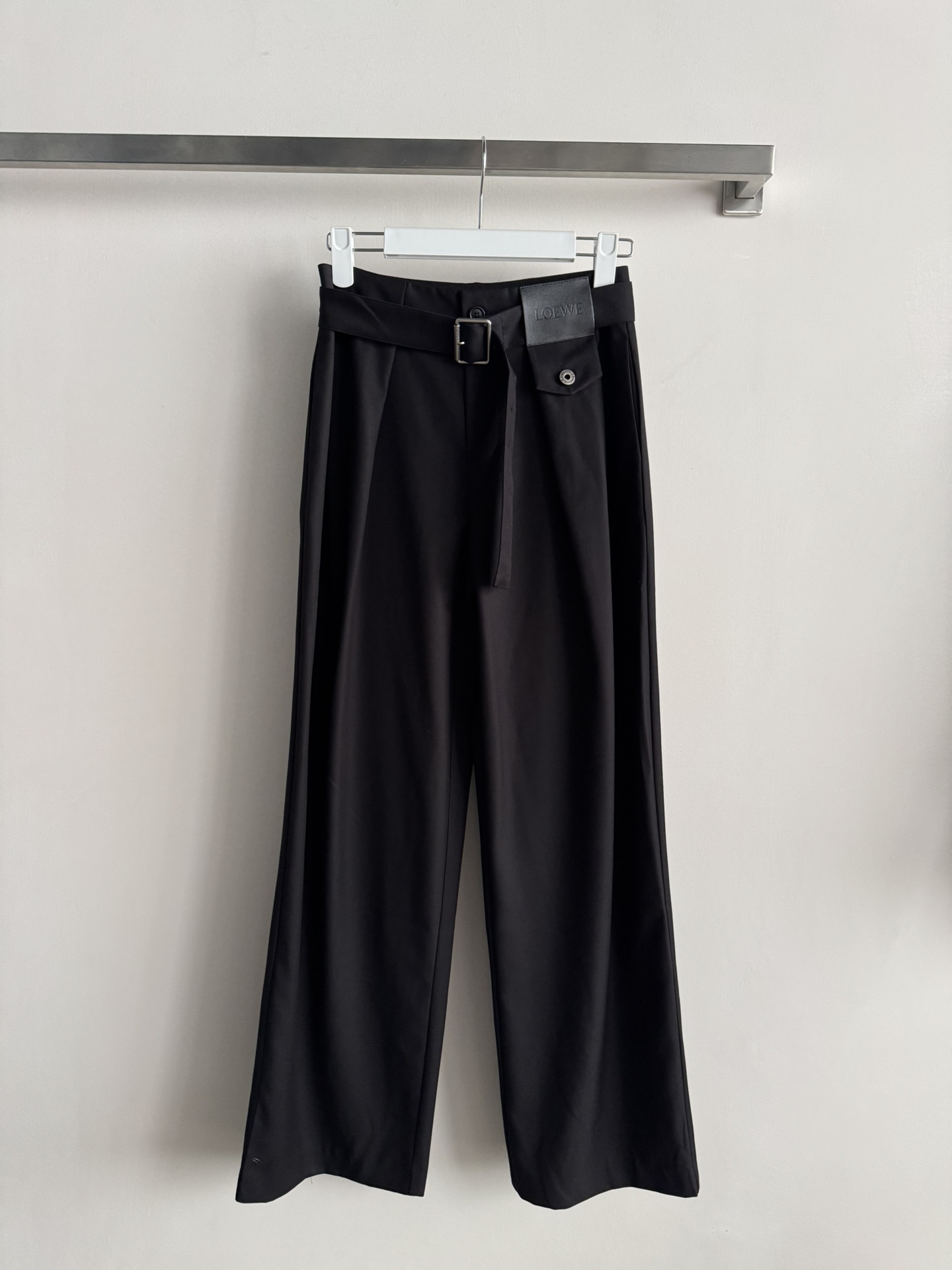 NO:638760,LOEW*26 new casual trousers for early spring, with belt decoration and logo leather label embellishment. The unique small design is not too exaggerated. It makes daily wear comfortable and has a sense of design that seems simple and not monotonous ~ the upper body looks high-end. These pants are cool and sassy with any upper body. It is highly recommended to match the series of jackets and jackets. A casual and high-end outfit will not be too picky!  SML,Loewe-clothing,loro piana,loewe,loewe,jackets & coats,jackets & coats,alexander wang19860909LOEW*26早春新款休闲长裤,腰带装饰搭配logo皮标点缀,独特个性的小设计 不过分夸张 让日常穿着舒适的同时 又有设计感看似简单也不单调～上身显高级档次 这款裤子搭配任何上半身都很酷飒、超推荐搭配系列夹克外套,一套穿搭休闲高级不挑人！SML,罗意威-服装,loro piana,loewe,loewe,jackets & coats,jackets & coats,alexander wang,Women's clothing