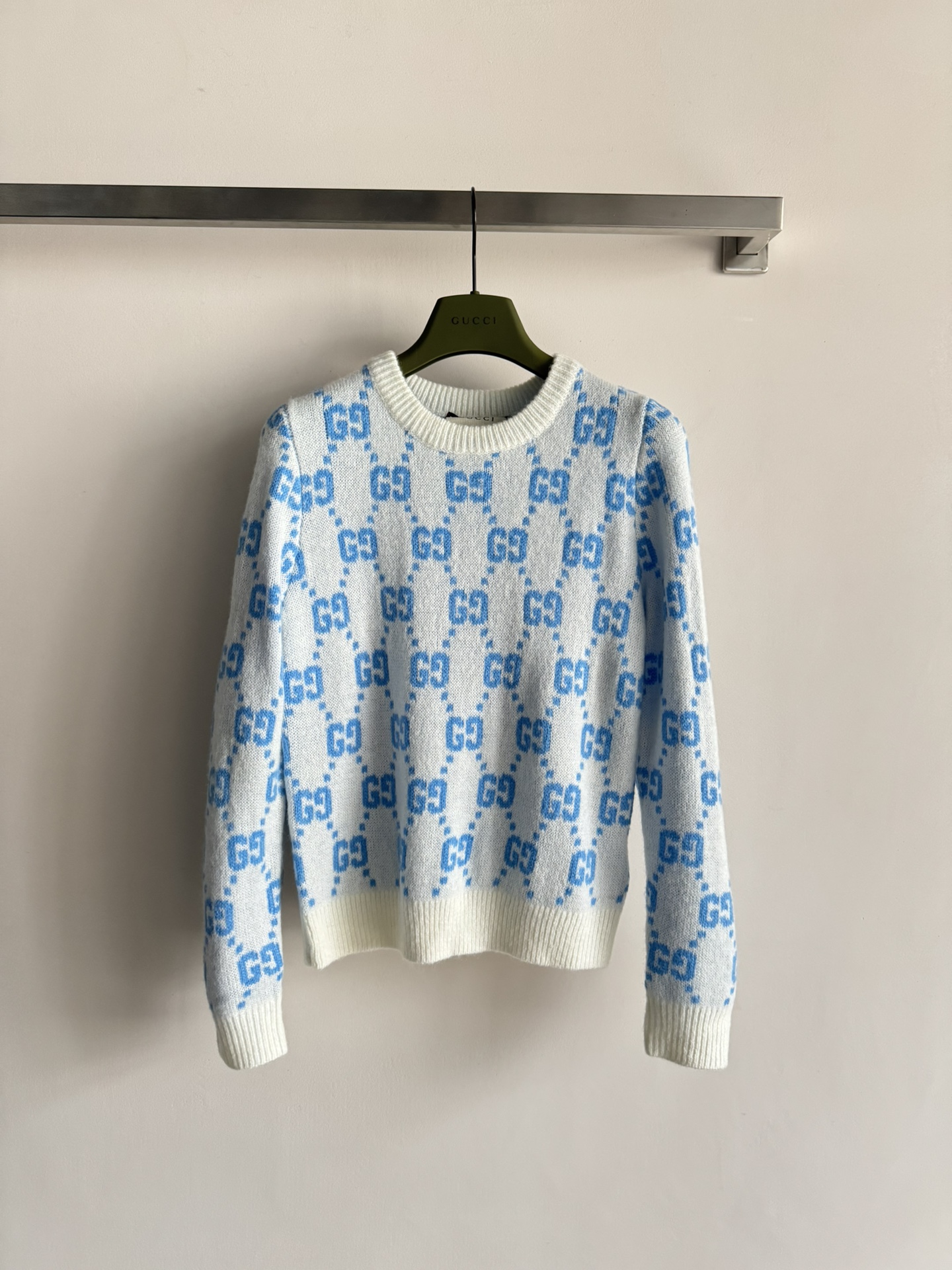 NO:657614,Gucc*25 new autumn and winter jacquard sweater, ready-to-wear jacquard printed all over with double G pattern, placket, cuffs and hem threaded, elegant and retro!  Regular fit, essential for casual commuting SML, gucci, sweaters, alexander wang19860909Gucc*25秋冬新款提花毛衣,成衣提花满印双G图案 衣襟袖口下摆螺纹收口 优雅复古！常规版型 休闲通勤必备SML,,gucci,sweaters,alexander wang,Women's clothing