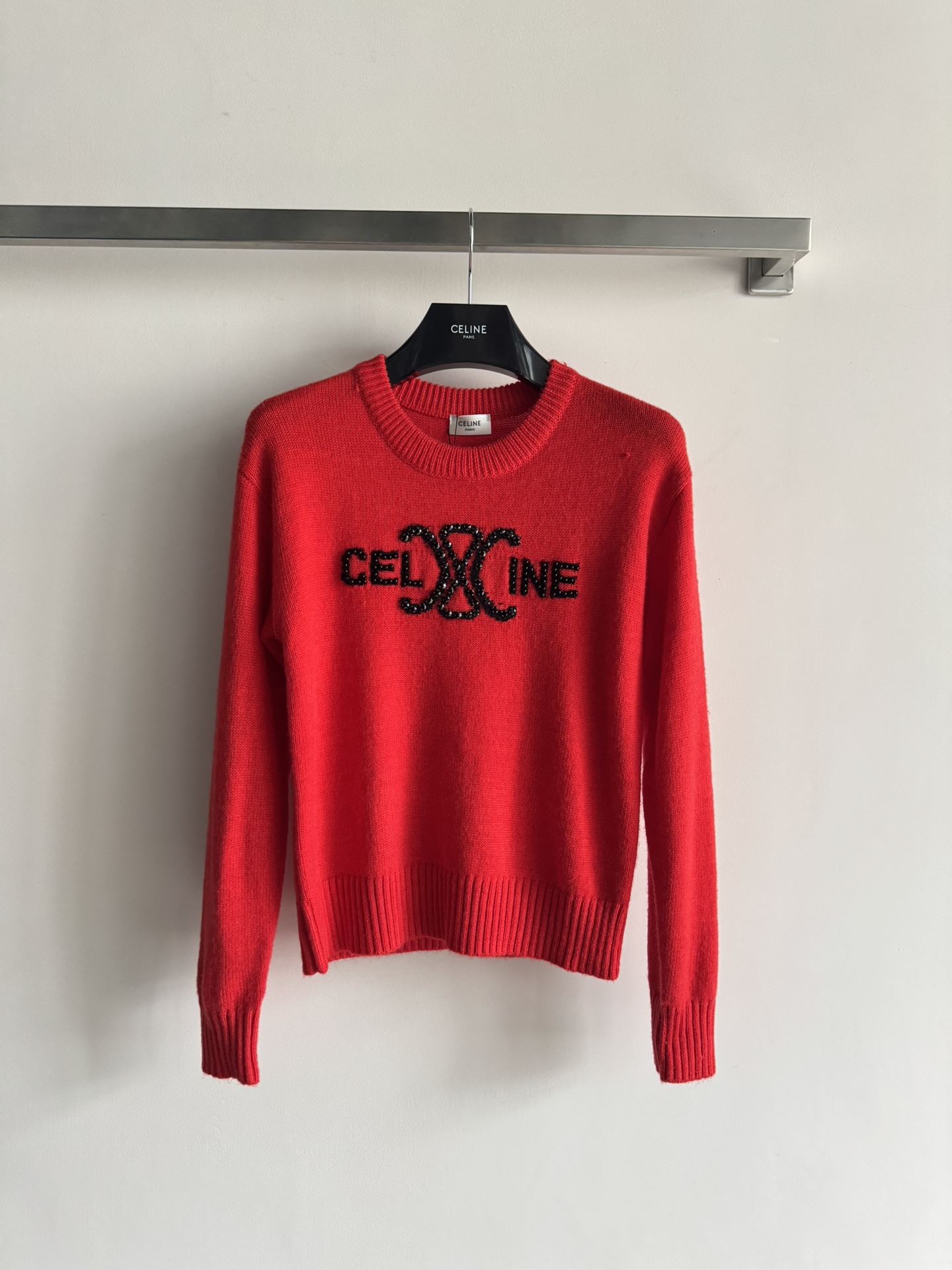 NO:689150,CELIN*25 new autumn and winter Arc de Triomphe knitted sweater with heavy beading logo and Arc de Triomphe embellishment is exquisite and eye-catching. It is made of wool, which is soft and comfortable for the skin. The upper body is elegant and elegant. It is highly recommended to buy a versatile style ~ SML, Celine-clothing, celine, celine,19860909CELIN*25秋冬新款凯旋门针织衫重工钉珠logo凯旋门点缀装饰精致亮眼 采用羊毛亲肤柔软舒适 上身优雅大方显气质 百搭款超推荐入手～SML,赛琳-服装,celine,celine,,Women's clothing