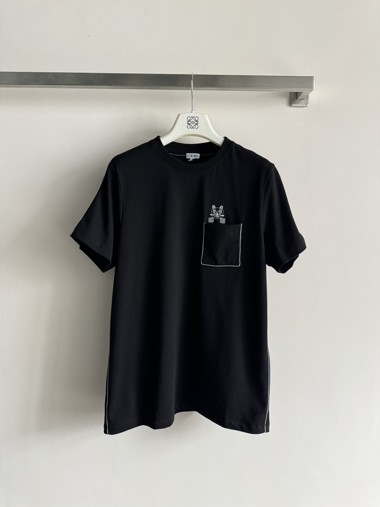 NO:657647,26 early spring Loew* co-branded new round neck embroidered T-shirt with three-dimensional cat logo embroidery pattern on the chest. Simple but not monotonous. Classic and versatile but not outdated. The version is not picky, slimming and advanced SML!  ,,loewe,tees,t-shirt,alexander wang1986090926早春Loew*联名新款圆领刺绣T恤 胸前立体猫咪logo刺绣图案 简约但不单调 经典百搭不过时 版型不挑人,显瘦高级SML！,,loewe,tees，t-shirt,alexander wang,Women's clothing