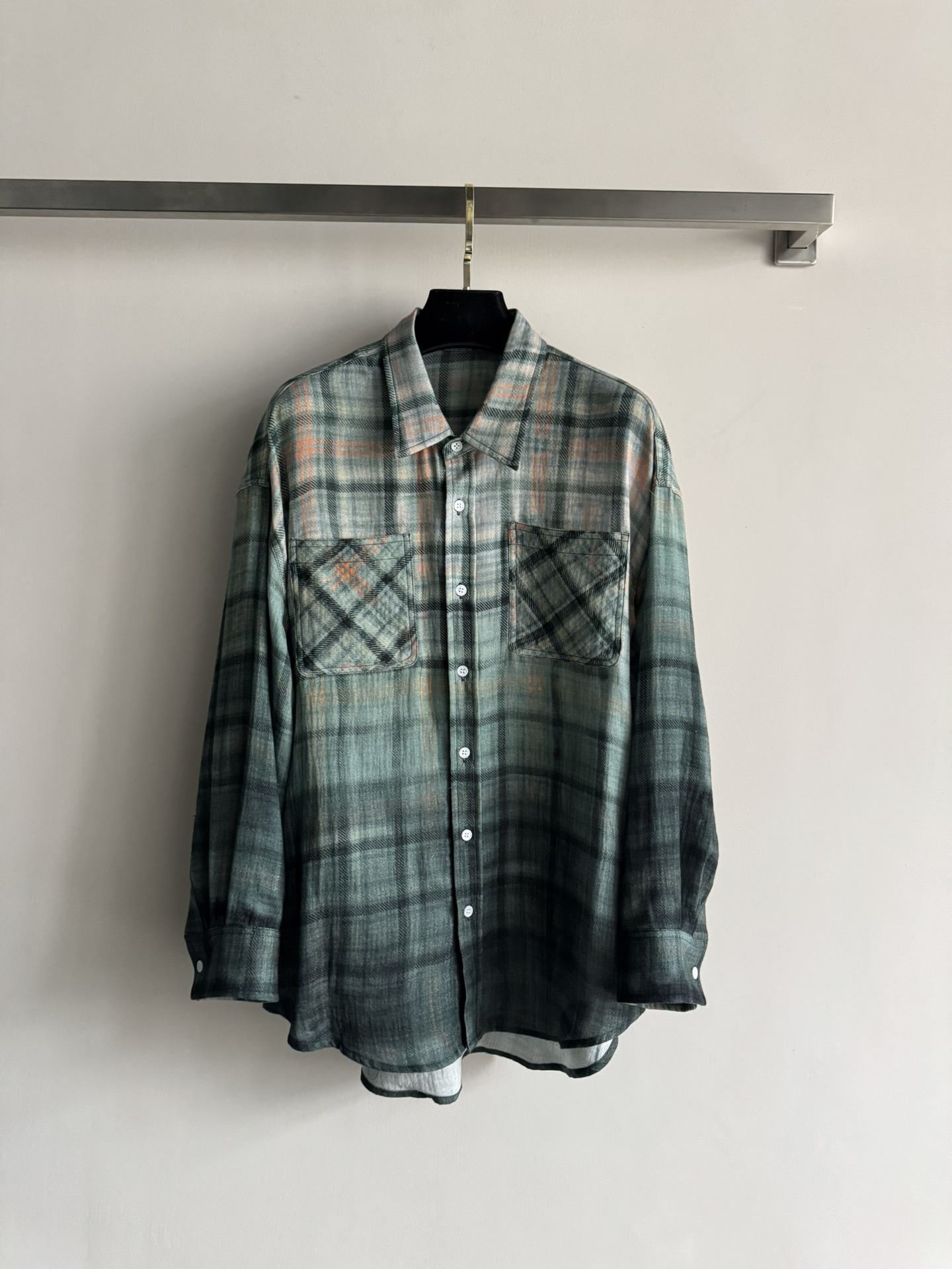 NO:657631,R13*25 new loose gradient plaid shirt, custom-made imported cotton pleated thin shirt fabric, light and soft texture, with natural texture, digital printing dip-dyed gradient effect. The ancient green plaid pattern has a sense of relaxation. It is perfect when worn alone or layered. The off-shoulder design has a lazy and casual feel, which perfectly combines uninhibitedness and high-end. SML-,,shirts,alexander wang19860909R13*25新款宽松渐变格纹衬衫定制进口棉质褶皱薄衫面料,质地轻盈柔软,具有天然肌理感,数码印花浸染渐变效果 古绿格纹自带松弛感 单穿叠穿都很绝落肩设计自带慵懒随性感,把不羁与高级完美融合SML-,,shirts,alexander wang,Women's clothing