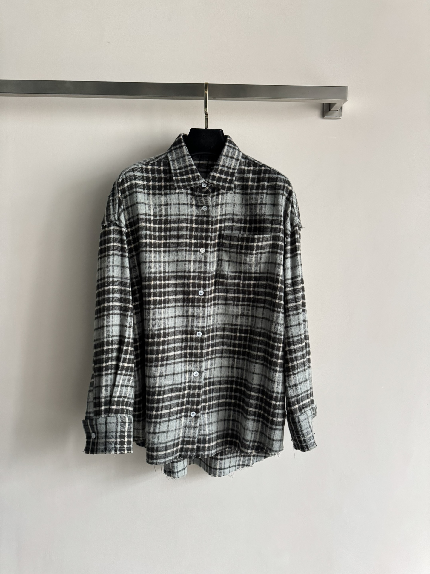 NO:657641,The R13*25 new plaid shirt has an amazing old plaid craftsmanship~ The texture is online and environmentally friendly. The raw edge design makes it full of 'fragmentation', casual and fashionable. The classic plaid comes with a nostalgic filter. The loose shoulder design brings a lazy and casual sexy. The upper body comfort is directly maximized. It can be worn alone or layered. The retro style DNA has shaken SML-,,shirts,alexander wang19860909R13*25新款格纹衬衫做旧格纹工艺太绝了～质感在线又环保 毛边设计把「破碎感」拉满,随性又时髦经典格纹自带怀旧滤镜 宽松落肩设计自带慵懒随性感 上身舒适度直接拉满,叠穿单穿都能炸场,复古穿搭DNA狠狠动了SML-,,shirts,alexander wang,Women's clothing