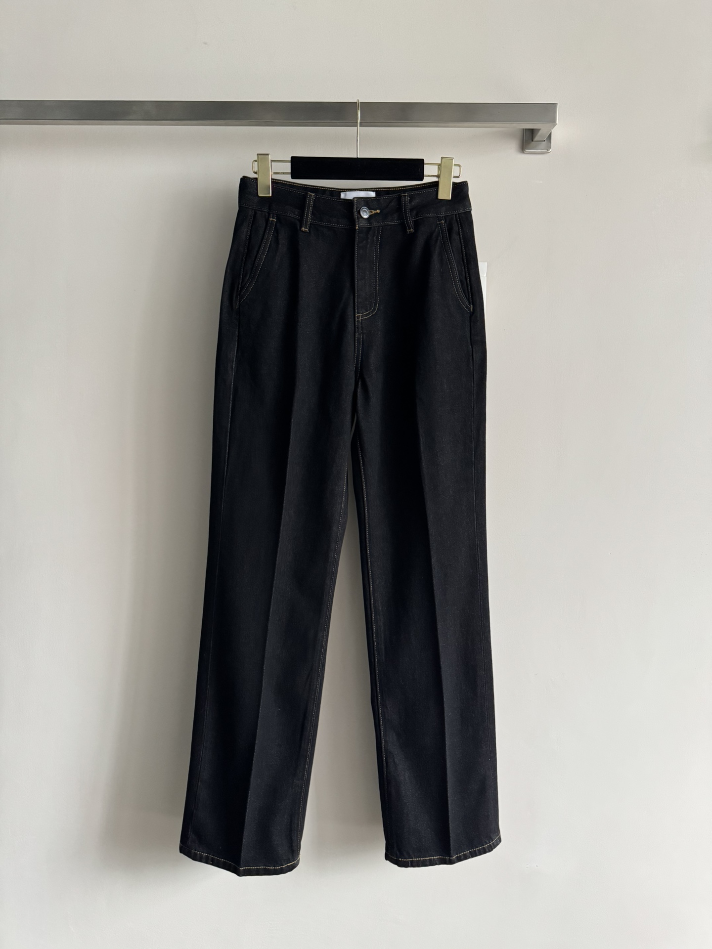 NO:657642,TheRow's new straight-leg denim trousers, retro style, simple and fashionable, not picky. The upper body modifies the leg shape. It is fashionable and easy to control with any combination. The style is super slim and straight legs~ＳＭＬ,,alexander wang19860909TheRow新款直筒牛仔长裤 复古版型 简约时尚不挑人 上身修饰腿型 随意搭配都时髦好驾驭 版型超显瘦显腿直～ＳＭＬ,,alexander wang,Women's clothing