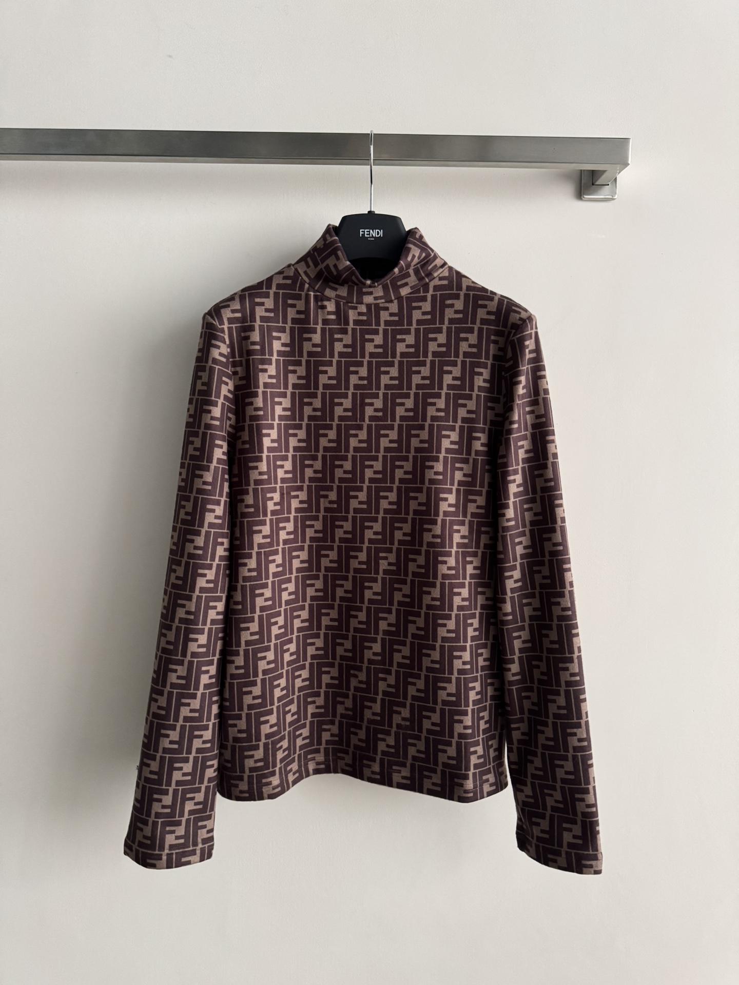 NO:639155,FEND*25FW new high-necked bottoming shirt, the whole body double F jacquard design is high-end, the high collar is fashionable and versatile, the texture is soft and waxy and comfortable, it looks handsome whether worn inside or alone, the upper body is free and unrestricted, retro wear!  SML-, Fendi-clothing, fendi, fendi, alexander wang19860909FEND*25FW新款高领打底衫,通体双F提花设计高级,高领时髦百搭,质感软软糯糯很舒适,不管内搭还是单穿都显帅气十足,上身自在无束缚,复古穿搭！SML-,芬迪-服装,fendi,fendi,alexander wang,Women's clothing