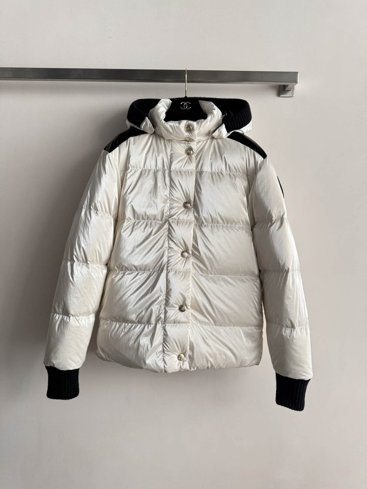 NO:639161,CHANE's latest ski series down jacket is made of specific bright technical fabrics + black and white contrasting details, simple and layered. The front is closed with a single row of metal double C buttons, and the sleeves are decorated with brand logos. The cuffs are black ribbed cuffs, which are both warm and fashionable. The inner part of the jacket is designed with fluffy down filling to ensure warmth. The shoulders and hooded parts have a black splicing design to add visual hierarchy. It is light and warm, and the windproof effect is great!  It can also be easily handled in cold weather. It has a loose fit and ample space for movement. It is suitable for skiing or daily life. It is both fashionable and functional. It is a must-have in winter. SML-, Chanel-clothing, chanel, chanel, down jacket, hats, alexander wang19860909CHANE*新款滑雪系列羽绒服特定亮面科技面料+黑白撞色细节,简约又有层次感 正面为单排金属双C纽扣闭合设计,袖侧带有品牌徽标装饰袖口为黑色罗纹收口设计兼具保暖与时尚感衣内采用蓬松的充绒量设计以保障保暖性 肩部和连帽部分有黑色拼接设计,增添视觉层次 轻盈又保暖,防风效果棒棒哒！寒冷天气也能轻松应对 宽松版型,活动空间充足,滑雪或日常都很适合,时尚与功能兼备,冬天必备SML-,香奈儿-服装,chanel,chanel,down jacket,hats,alexander wang,Women's clothing