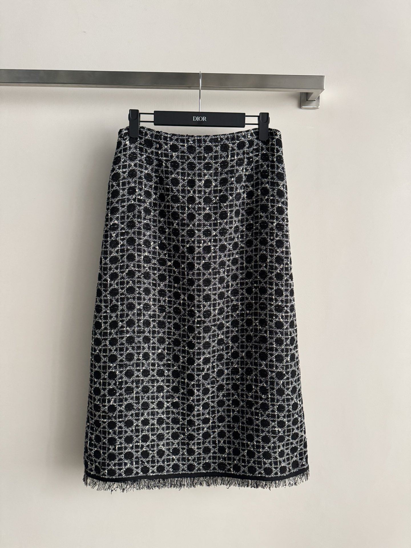 NO:639149,Dio*26 early ivy plaid tweed skirt, black and white color matching is super classic, and the geometric pattern is very recognizable! The high-waisted design modifies the body proportions, and the fringed skirt adds a sense of playfulness. The cotton blended tweed silk lining is comfortable and textured. It goes well with sweaters or coats in autumn and winter. It has a French elegant atmosphere and can be easily controlled at commuting parties! SML, Dior-clothing, dior, dior, loro  piana,skirts,sweaters,real silk,alexander wang19860909Dio*26早春藤格纹粗花呢半身裙,黑白配色超经典,几何图案很有辨识度!高腰设计修饰身材比例,流苏裙摆增添俏皮感.棉质混纺粗花呢真丝里衬 穿着舒适又有质感,秋冬季节搭配毛衣或大衣都很出彩~法式优雅氛围感拉满,通勤聚会都能轻松驾驭!SML,迪奥-服装,dior,dior,loro piana,skirts,sweaters,real silk,alexander wang,Women's clothing