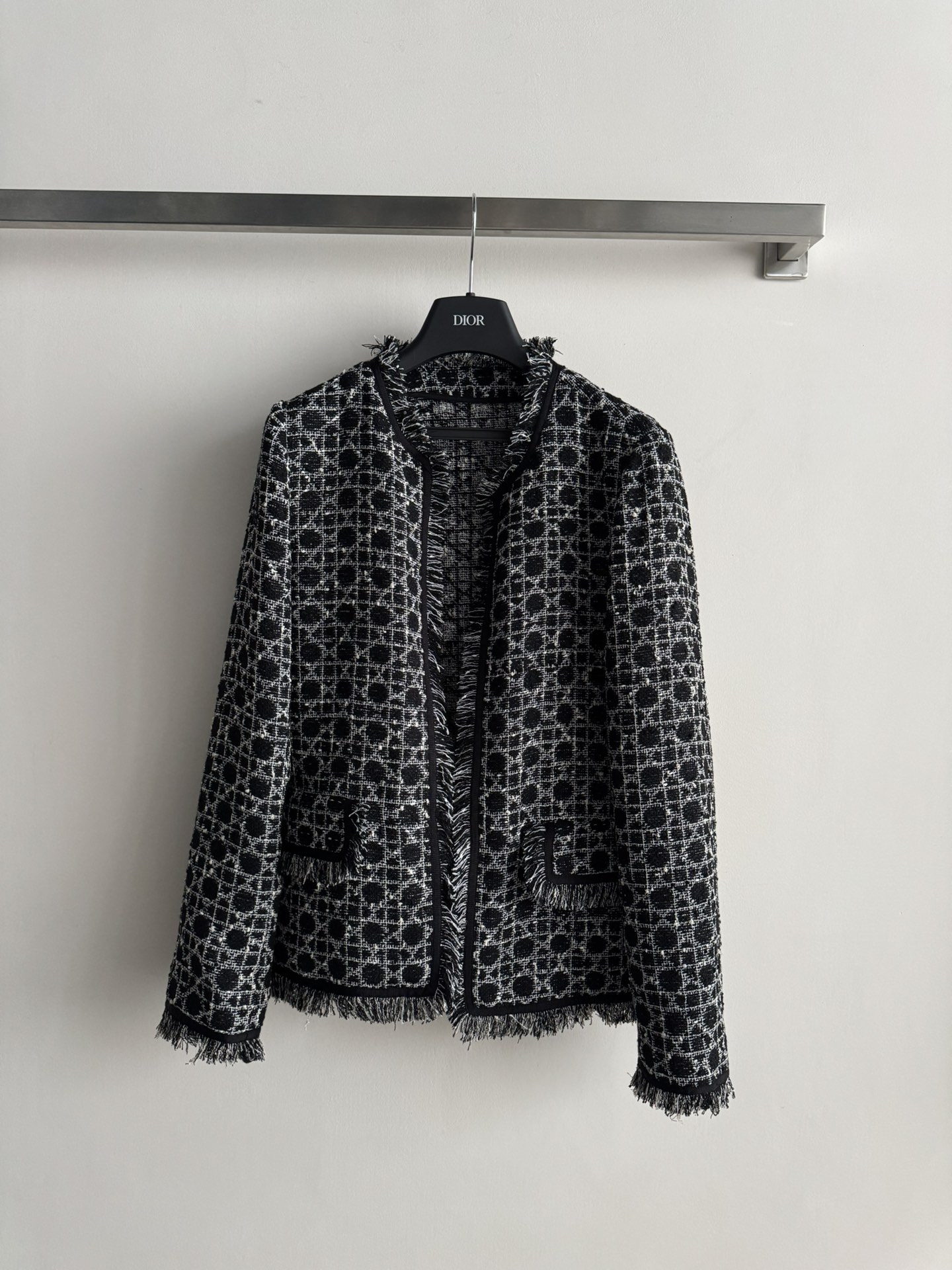 NO:639152,Dio*26 early ivy plaid tassel jacket, made of black and white tweed material, classic geometric pattern is very recognizable. H version + tassel edge, elegant and modern. It looks great with a series of skirts or jeans, easy to switch elegant temperament SML, Dior-clothing, dior, dior, loro piana, skirts, jeans, jackets & coats, alexander wang19860909Dio*26早春藤格纹流苏外套,黑白粗花呢材质,经典几何图案超有辨识度.H版型+流苏边,优雅又有现代感.搭配系列半裙or牛仔裤都很出彩,轻松切换优雅气质SML,迪奥-服装,dior,dior,loro piana,skirts,jeans,jackets & coats,alexander wang,Women's clothing