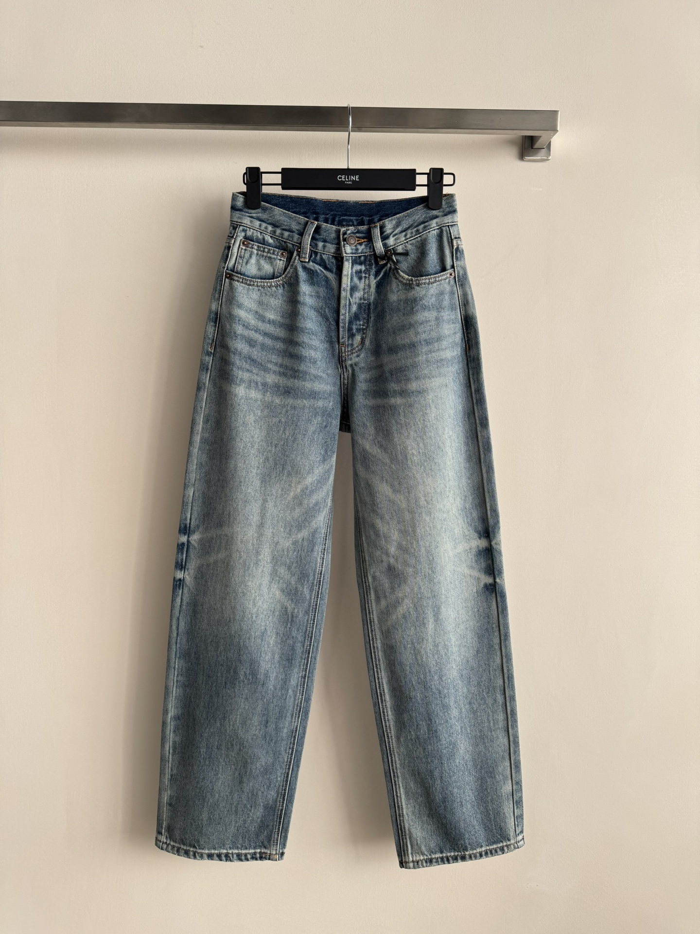 NO:658827,CELIN*25 new jeans. The heavy-duty washed fabrics are soft and comfortable to wear without any sense of restraint. They are full of lazy style. The straight version makes you look taller and slimmer. They are easy to wear. They have a belly-controlling effect. They are loved by fashionistas. They are loosely cut, comfortable and stylish!  Full of design sense, it is easy to create super long legs. It can be matched with SML, celine, jeans, and alexander wang in all seasons.19860909CELIN*25新款牛仔裤 重工洗水工艺面料柔软,穿着舒适无束缚感,满满的慵懒风,直筒版型,显高显瘦巨好穿,自带收腹效果,时髦精的大爱,宽松裁剪,舒适有型两不误！满满的设计感,轻松塑造超长腿型,四季万能搭配王SML,,celine,jeans,alexander wang,Women's clothing