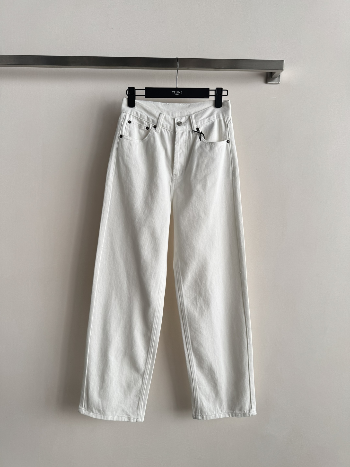 NO:639315,CELIN*25 new jeans. The heavy-duty washed fabrics are soft and comfortable to wear without any sense of restraint. They are full of lazy style. The straight version makes you look taller and slimmer. They are easy to wear. They have a belly-controlling effect. They are loved by fashionistas. They are loosely cut, comfortable and stylish!  Full sense of design, easy to create super long legs, universal match for all seasons SML, Celine-clothing, celine, celine, loro piana, jeans, alexander wang19860909CELIN*25新款牛仔裤 重工洗水工艺面料柔软,穿着舒适无束缚感,满满的慵懒风,直筒版型,显高显瘦巨好穿,自带收腹效果,时髦精的大爱,宽松裁剪,舒适有型两不误！满满的设计感,轻松塑造超长腿型,四季万能搭配王SML,赛琳-服装,celine,celine,loro piana,jeans,alexander wang,Women's clothing