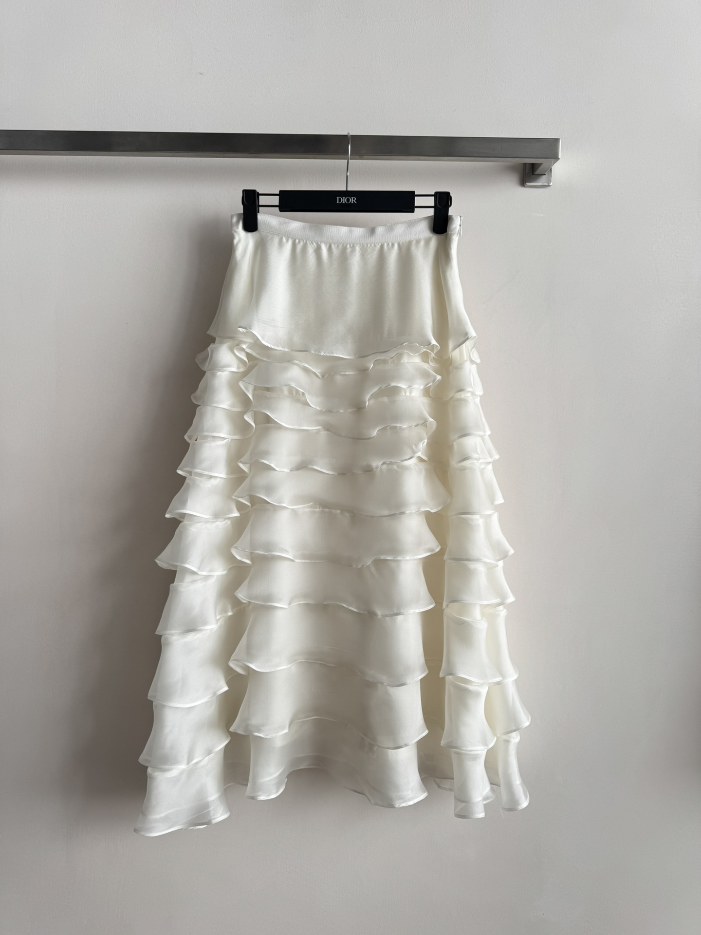 NO:639318,Dio*26 new early spring tiered cake gauze skirt, made of silk blended high-quality mesh, light and elegant, with multi-layered ruffles stacked and covered in a super three-dimensional upper body to add layering to the look, making it more princess-like and gorgeous. The high-waisted version elongates the proportions of the legs. It looks great whether paired with a simple top or a sweater, easily creating a French romantic atmosphere.  Whether commuting or dating, you can become the focus of the audience, full of fairy spirit! SML-, Dior-clothing, dior, dior, skirts, real silk, alexander wang19860909Dio*26早春新款层叠蛋糕纱裙,采用真丝混纺高品质网纱,轻盈飘逸,沿用多层荷叶边叠叠覆盖设计超有立体感上身增添造型层次感 更显公主般贵气华丽 高腰版型拉长腿部比例,无论搭配简约上衣还是针织衫都很出彩,轻松打造法式浪漫氛围 无论通勤还是约会都能成为全场焦点,仙气满满!SML-,迪奥-服装,dior,dior,skirts,real silk,alexander wang,Women's clothing