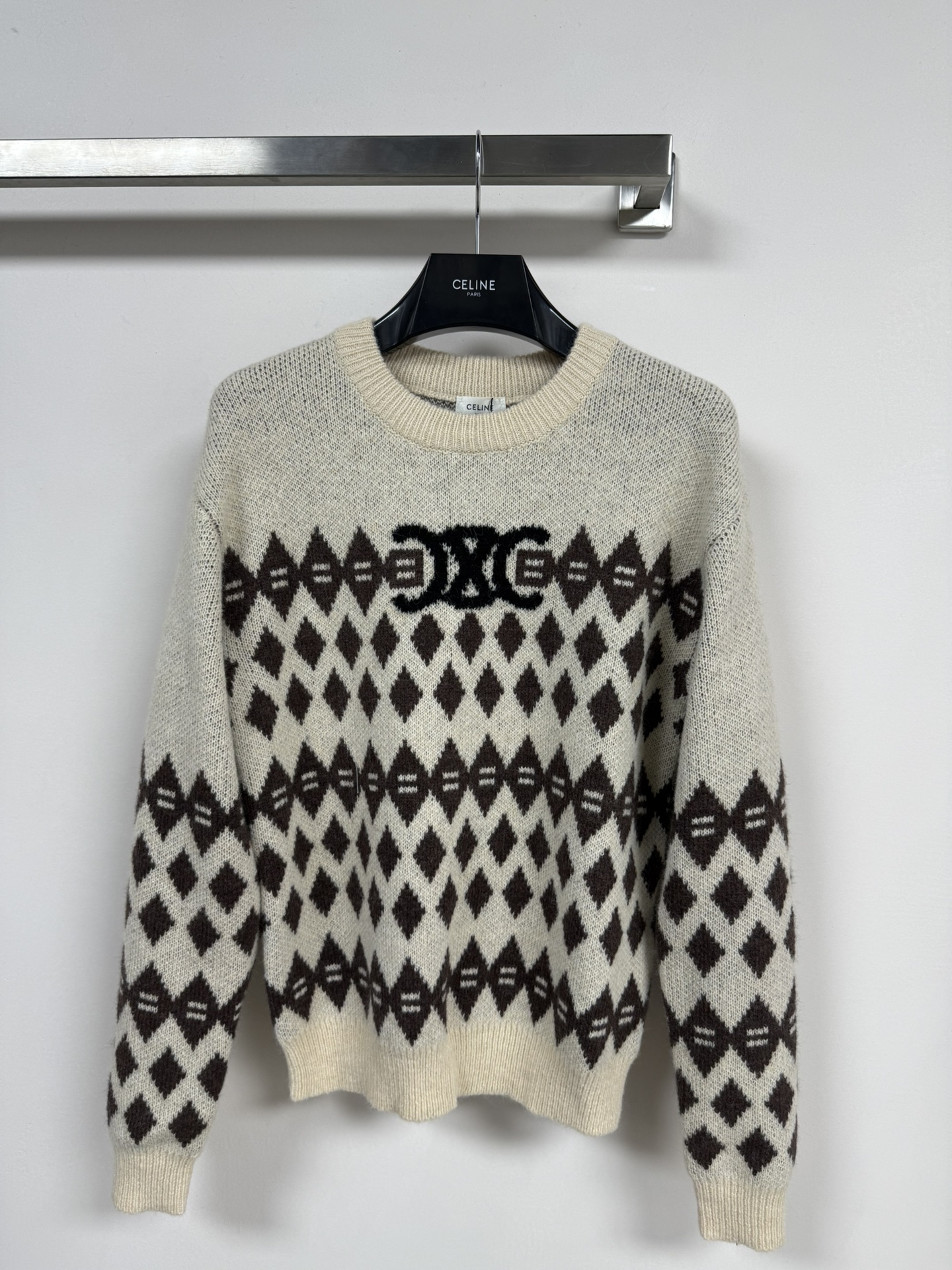 NO:663081,Celin*25 autumn and winter rhombus pattern sweater, made of soft knitted wool fabric, warm and comfortable ~ classic rhombus geometric design, matched with brand letter logo, perfect fashion sense! Super versatile for autumn and winter wear. Loose version, strong tolerance, can be worn alone or layered, easy to cope with various occasions! 3 colors SML, celine, sweaters,  19860909Celin*25秋冬款菱形图案毛衣,采用柔软针织羊毛面料,保暖又舒适~经典菱形几何设计,搭配品牌字母标志,时髦感满分!秋冬穿搭超百搭.宽松版型,包容性强,单穿或内搭都很OK,轻松应对各种场合!3色SML,,celine,sweaters, ,Women's clothing