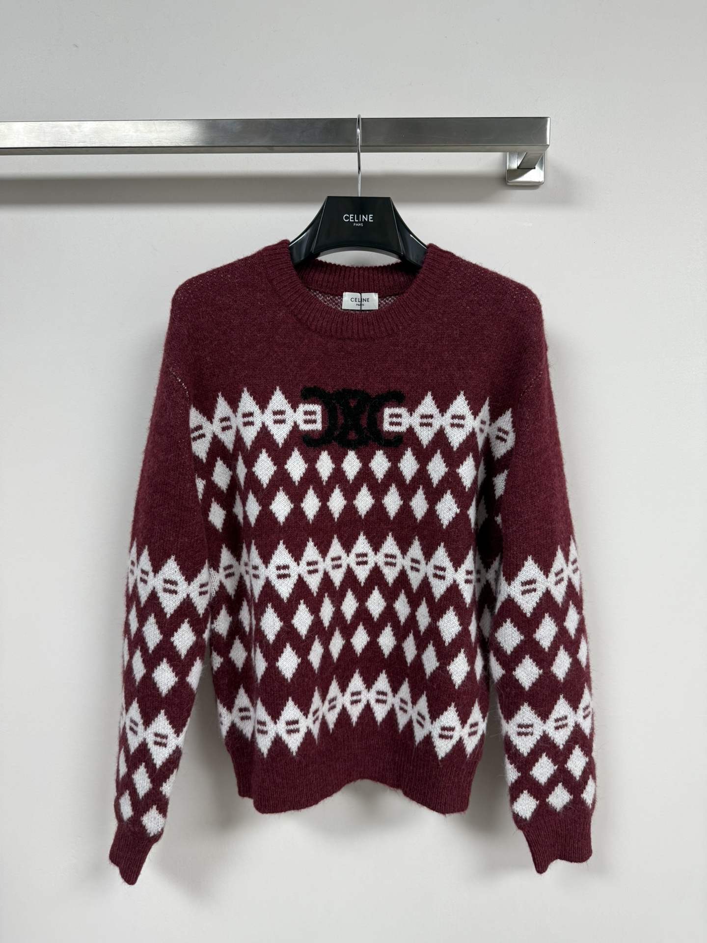 NO:639301,Celin*25 autumn and winter rhombus pattern sweater, made of soft knitted wool fabric, warm and comfortable~classic rhombus geometric design, matched with brand letter logo, perfect fashion sense! Autumn and winter wear is very versatile. Loose version, strong tolerance, can be worn alone or layered, easy to cope with various occasions! 3 colors SML, Celine-clothing, celine, celine, loro piana, sweaters, alexander wang19860909Celin*25秋冬款菱形图案毛衣,采用柔软针织羊毛面料,保暖又舒适~经典菱形几何设计,搭配品牌字母标志,时髦感满分!秋冬穿搭超百搭.宽松版型,包容性强,单穿或内搭都很OK,轻松应对各种场合!3色SML,赛琳-服装,celine,celine,loro piana,sweaters,alexander wang,Women's clothing