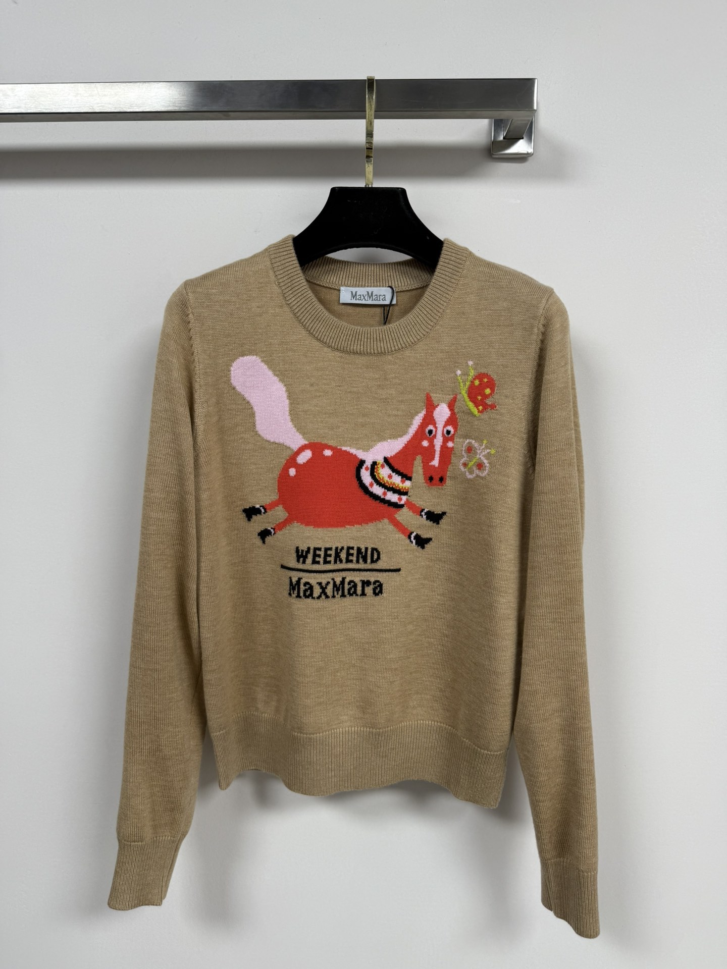 NO:663089,Max Mar*25 autumn and winter horse embroidered sweater, soft knitted fabric, comfortable and warm to wear. Horse pattern on the front + butterfly embellishment, full of childlike interest and vitality. The round neck design is simple and elegant, the cuffs and hem are ribbed, full of details. Camel, black and white are available in three colors, easy to match with various styles, autumn and winter wear SML, sweaters,  19860909Max Mar*25秋冬骏马刺绣毛衣,柔软针织面料,穿着舒适又保暖.正面骏马图案+蝴蝶点缀,童趣满满,活力十足.圆领设计简约大方,袖口和下摆罗纹收口,细节感拉满.驼色,黑色,白色三色可选,轻松搭配各种风格,秋冬穿搭SML,,sweaters, ,Women's clothing