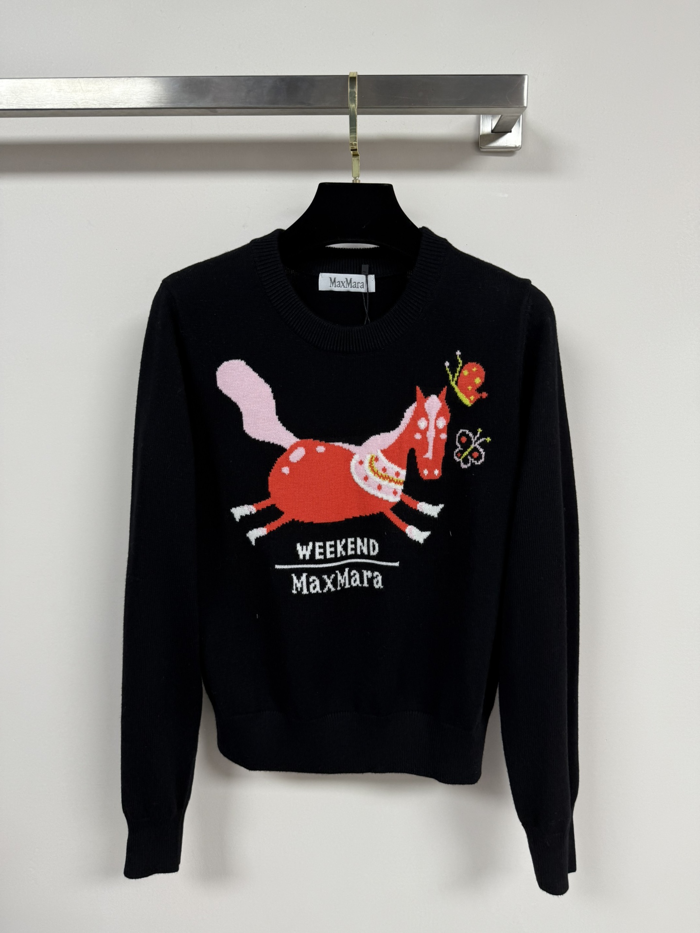 NO:639298,Max Mar*25 autumn and winter horse embroidered sweater, soft knitted fabric, comfortable and warm to wear. Horse pattern + butterfly embellishment on the front, full of childlike interest and vitality. The round neck design is simple and elegant, with ribbed cuffs and hem, full of details. Camel, black, and white are available in three colors, easy to match with various styles, SML, Max Mara-clothing, loro piana, sweaters, alexander wang19860909Max Mar*25秋冬骏马刺绣毛衣,柔软针织面料,穿着舒适又保暖.正面骏马图案+蝴蝶点缀,童趣满满,活力十足.圆领设计简约大方,袖口和下摆罗纹收口,细节感拉满.驼色,黑色,白色三色可选,轻松搭配各种风格,秋冬穿搭SML,麦丝玛拉-服装,loro piana,sweaters,alexander wang,Women's clothing