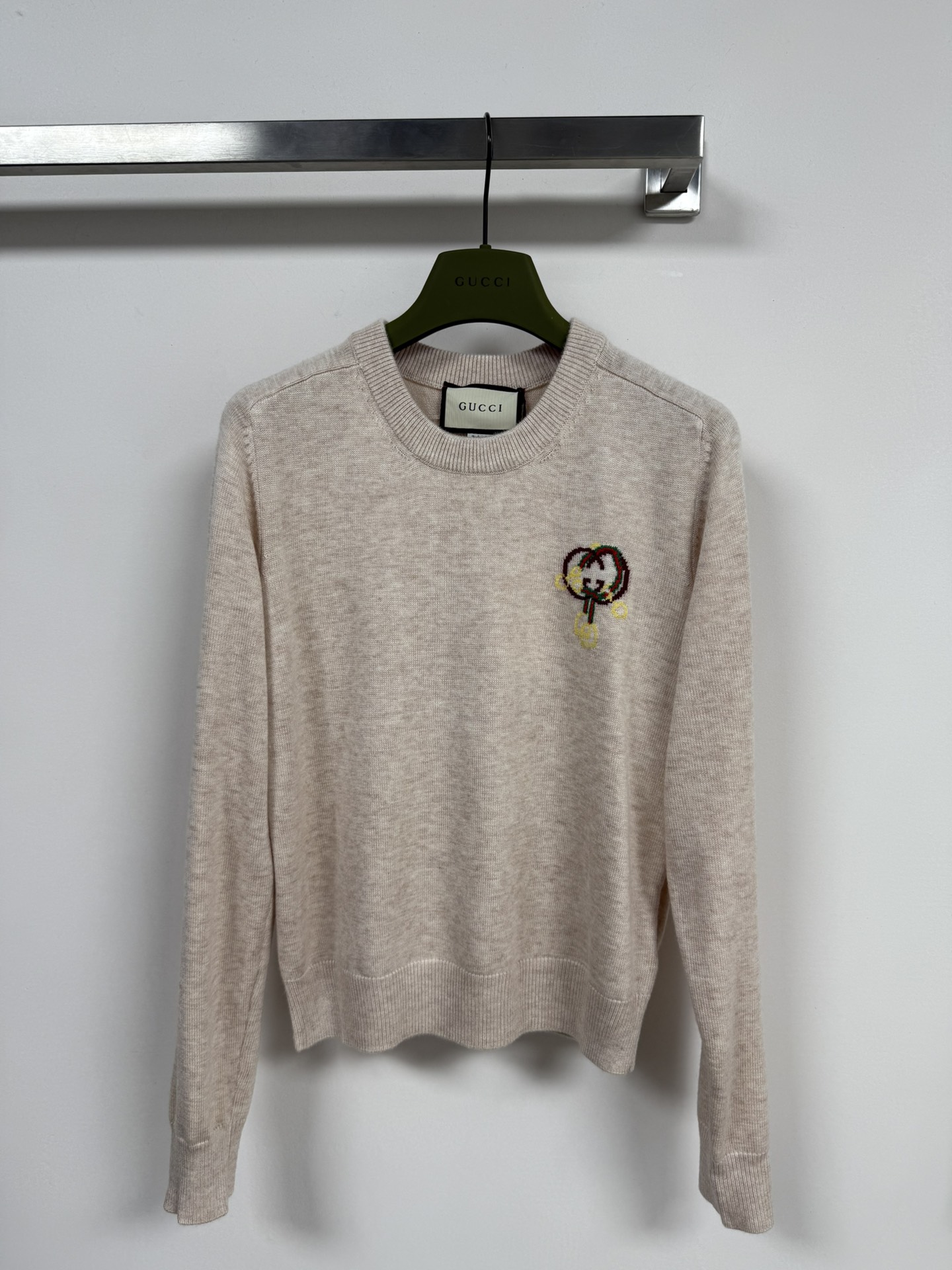 NO:663098,Gucc*25 autumn and winter woolen sweater, soft and skin-friendly, warm, super comfortable to wear in autumn and winter! Exquisite embroidery on the chest, full of brand sense. Simple round neck design, versatile and not picky. The fit is slim, fashionable with jeans or skirts, easy to get a high-end look! 3 colors SML, gucci, skirts, jeans, sweaters,  19860909Gucc*25秋冬款羊毛衣,柔软亲肤又保暖,秋冬穿超舒服!胸前精致刺绣,品牌感满满.简约圆领设计,百搭不挑人.版型修身,搭牛仔裤或半身裙都很时髦,轻松 get高级感穿搭!3色SML,,gucci,skirts,jeans,sweaters, ,Women's clothing