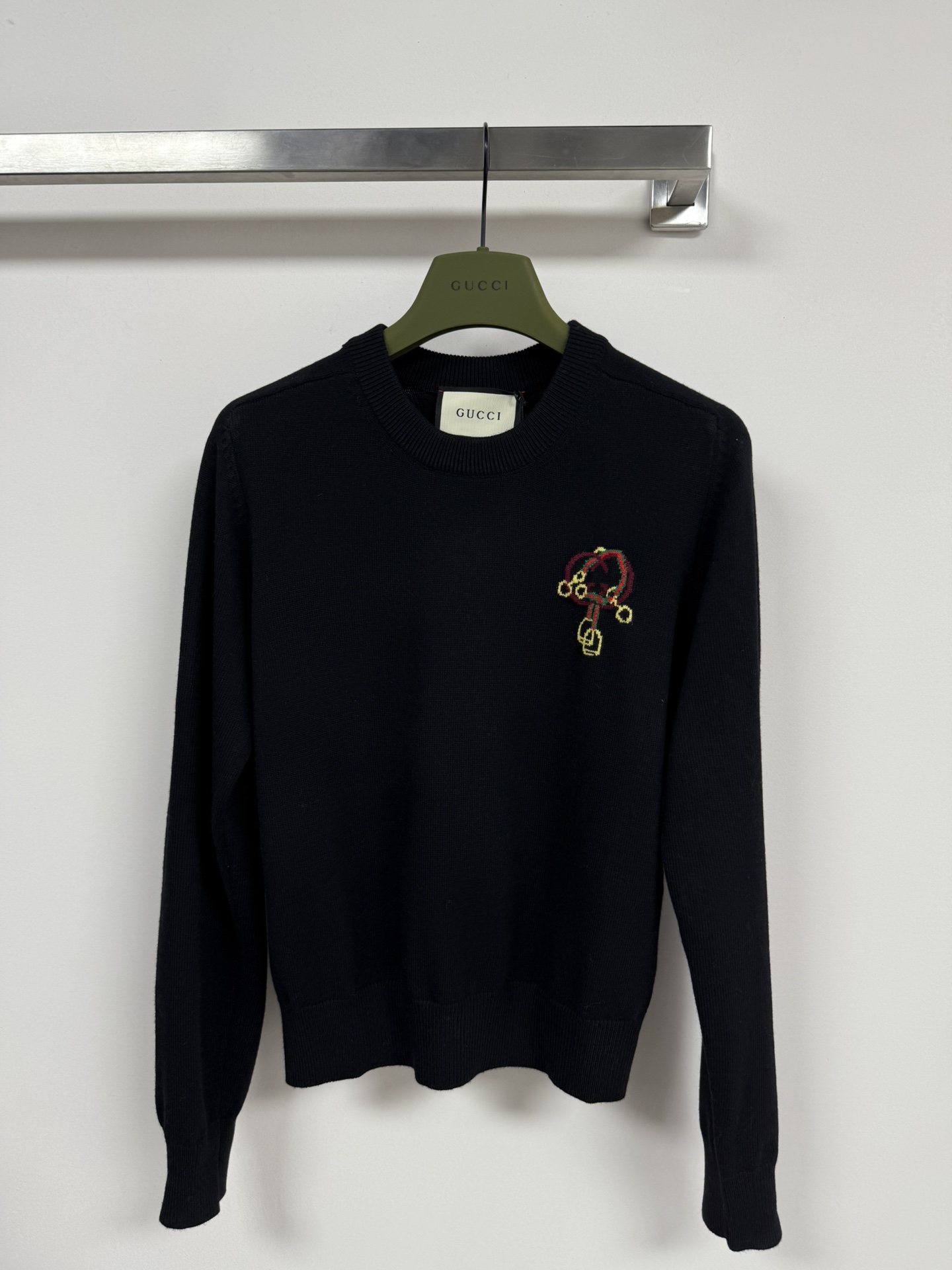 NO:639295,Gucc*25 autumn and winter woolen sweater, soft and skin-friendly, warm, super comfortable to wear in autumn and winter! Exquisite embroidery on the chest, full of brand sense. Simple round neck design, versatile and not picky. The fit is slim, fashionable with jeans or skirts, easy to get a high-end look! 3 colors SML, Gucci-clothing, gucci, gucci, loro piana, skirts, jeans, sweaters, alexander wang19860909Gucc*25秋冬款羊毛衣,柔软亲肤又保暖,秋冬穿超舒服!胸前精致刺绣,品牌感满满.简约圆领设计,百搭不挑人.版型修身,搭牛仔裤或半身裙都很时髦,轻松 get高级感穿搭!3色SML,古驰-服装,gucci,gucci,loro piana,skirts,jeans,sweaters,alexander wang,Women's clothing