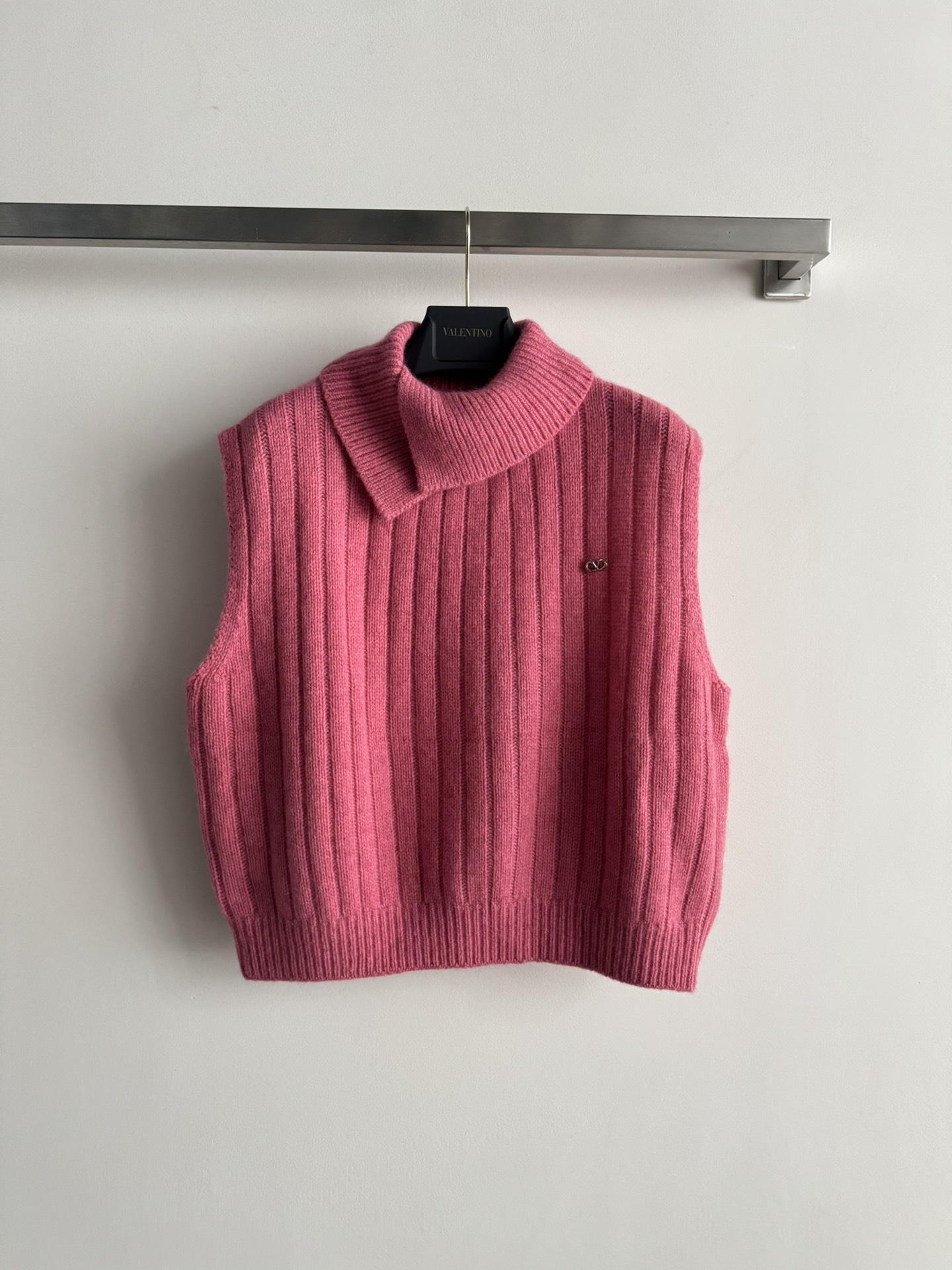 NO:663916,Valentin*25 new cashmere vest for autumn and winter, three-dimensional pitted texture outlines a casual silhouette, and the asymmetric high collar design unlocks multiple styles of layering - it can be stacked lazily to create a relaxed atmosphere, or it can be folded for a neat and sophisticated feel. The brand metal logo on the sleeves and arms is a low-key finishing touch, adding a high  The sense of class is hidden in every detail. The selected fine cashmere and wool blended fabric touches the skin like a cloud. It warms up and locks in warmth, allowing you to be elegant and soft in the crowd during urban commuting and leisure walks. Warm winter high-definition, a soft and gentle sweater!  One size fits all-,,valentino, 19860909Valentin*25秋冬新款羊绒马甲,立体坑条纹理勾勒随性廓形,不对称高领设计解锁多风格叠穿——可慵懒堆领营造松弛氛围,也能翻折出利落精致感.袖臂处的品牌金属标识低调点睛,将高级感藏于每一处细节.精选细腻羊绒羊毛混纺面料,触肤如云朵包裹,升温锁暖的同时,让你在都市通勤与休闲漫步间,皆能以优雅姿态,成为人群中自带柔光的存在.暖冬高定感,一件沦陷的温柔毛衫！均码-,,valentino, ,Women's clothing