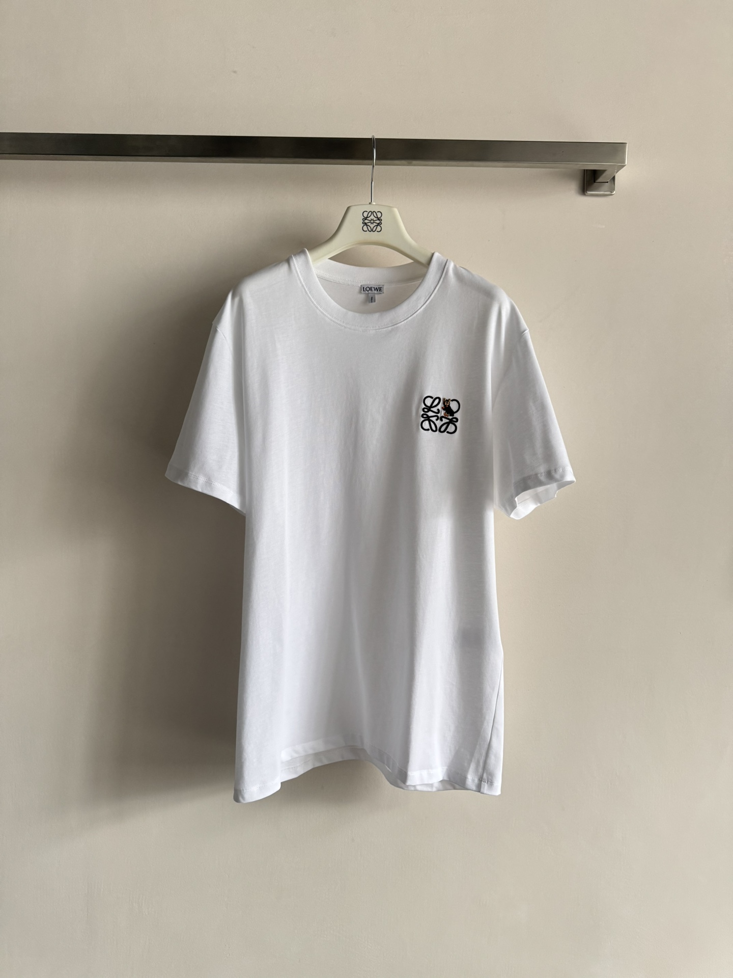 NO:663933,26 early spring Loew* co-branded new round neck embroidered T-shirt with three-dimensional logo embroidery pattern on the chest. Simple but not monotonous, classic and versatile but not outdated. The version is not picky, the same style for men and women!  The upper body is fashionable, slimming and advanced SML!  ,,loewe,tees,t-shirt, 1986090926早春Loew*联名新款圆领刺绣T恤 胸前立体logo刺绣图案 简约但不单调 经典百搭不过时 版型不挑人,男女同款！上身时尚显瘦又高级SML！,,loewe,tees，t-shirt, ,Women's clothing