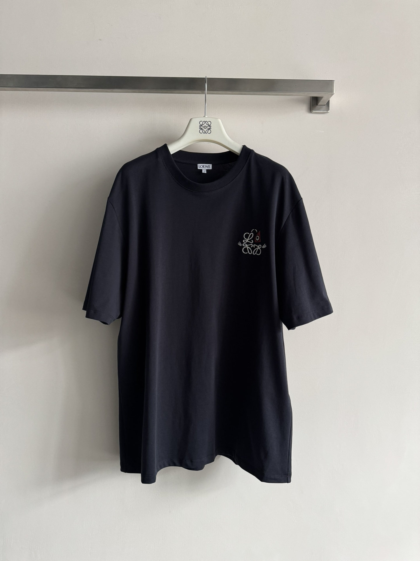 NO:663918,26 early spring Loew* co-branded new round neck embroidered T-shirt with three-dimensional logo embroidery pattern on the chest. Simple but not monotonous, classic and versatile but not outdated. The version is not picky, the same style for men and women!  The upper body is fashionable, slim and high-end SML, loewe, tees, t-shirt,  1986090926早春Loew*联名新款圆领刺绣T恤 胸前立体logo刺绣图案 简约但不单调 经典百搭不过时 版型不挑人,男女同款！上身时尚显瘦又高级SML,,loewe,tees，t-shirt, ,Women's clothing