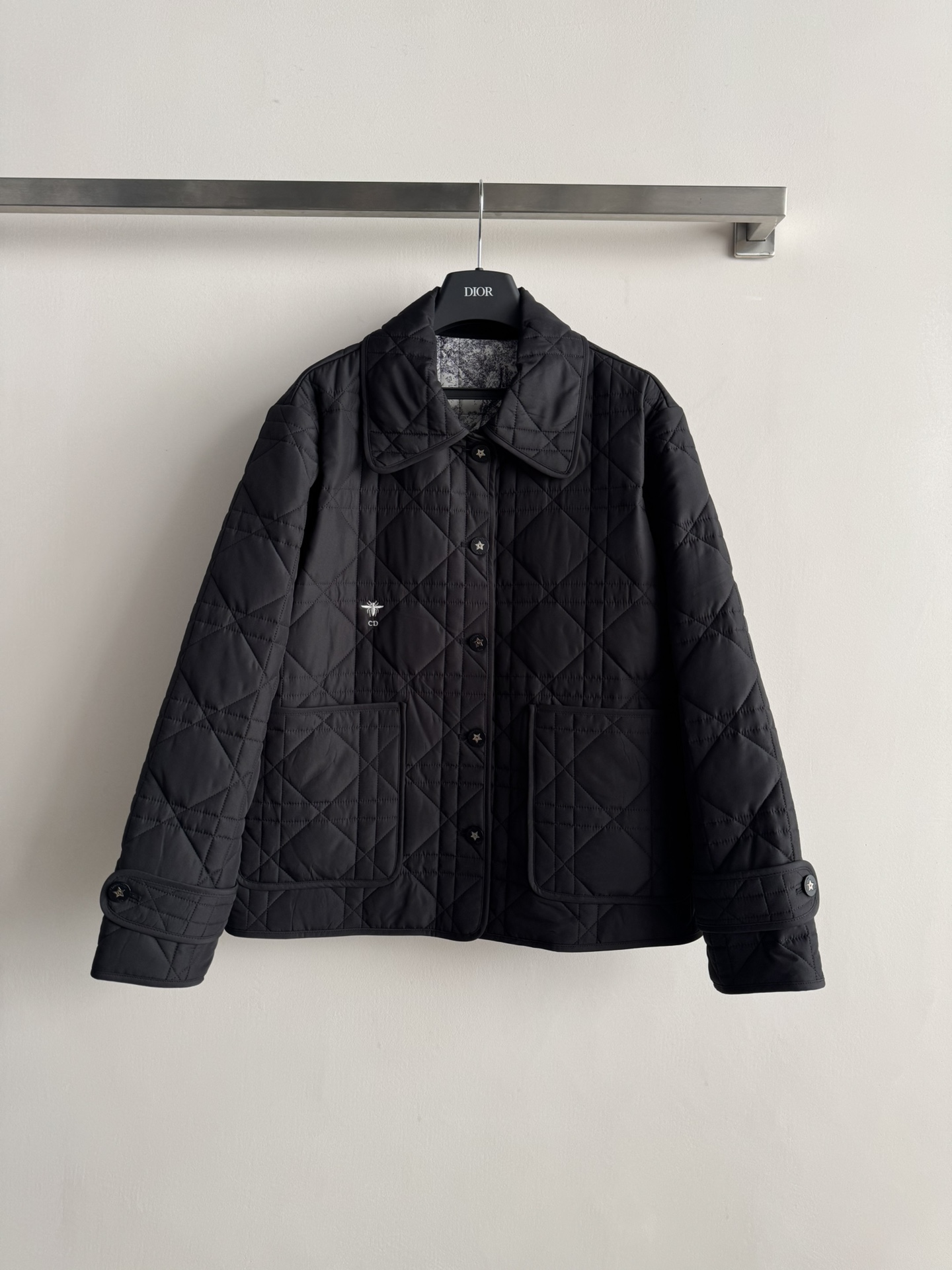 NO:663856,Dio*25 new autumn and winter diamond quilted cotton jackets are made of high-quality fabrics, lined with plaid animal patterns with super details. Symmetrical lapel pockets, practical and fashionable, super warm for autumn and winter! Exquisite diamond quilting technology, loose fit, easy to control for commuting and leisure, looks great with jeans or skirts, it is a must-have and versatile item for autumn and winter wardrobe~SML,, dior, skirts, jeans,  19860909Dio*25秋冬新款菱格绗缝棉服高品质面料,内衬格纹动物图案超有细节感.翻领对称口袋,实用又时髦,秋冬穿超保暖!菱格绗缝工艺精致,宽松版型 通勤休闲都能轻松驾驭,搭配牛仔裤或裙装都很出彩,是秋冬衣橱必备百搭单品~SML,,dior,skirts,jeans, ,Women's clothing