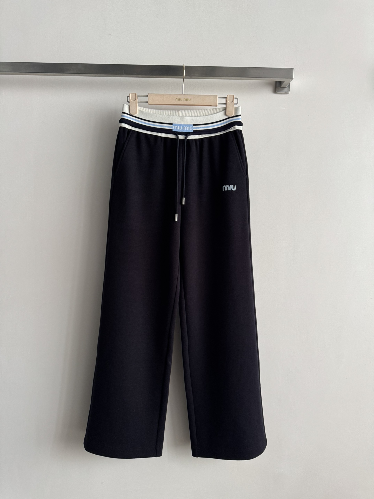 NO:663828,Miu  Mi*25 new autumn and winter embroidered casual sweatpants are made of high-quality wool blend fabric, soft and comfortable, suitable for daily wear. Loose straight pants + drawstring elastic waist, easy to adjust, suitable for a variety of body shapes. Striped webbing on the waistband and embroidered logo on the left leg, perfect brand recognition. In autumn and winter, they can be paired with sweaters or down jackets to easily create a casual or sports style. The overall design is simple and elegant, both practical and fashionable, suitable for daily outings or at home. Two-color SML,,miumiu,down  jacket, 19860909Miu Mi*25秋冬新款刺绣休闲卫裤,采用高品质羊毛混纺面料,柔软舒适,适合日常穿着.宽松直筒裤型+抽绳松紧腰,轻松调节,适合多种身材.裤腰条纹织带和左腿刺绣徽标,品牌辨识度满分.秋冬季节可搭配针织衫或羽绒服,轻松打造休闲或运动风.整体设计简约大方,兼具实用与时尚,日常出街或居家都很合适.两色SML,,miumiu,down jacket, ,Women's clothing