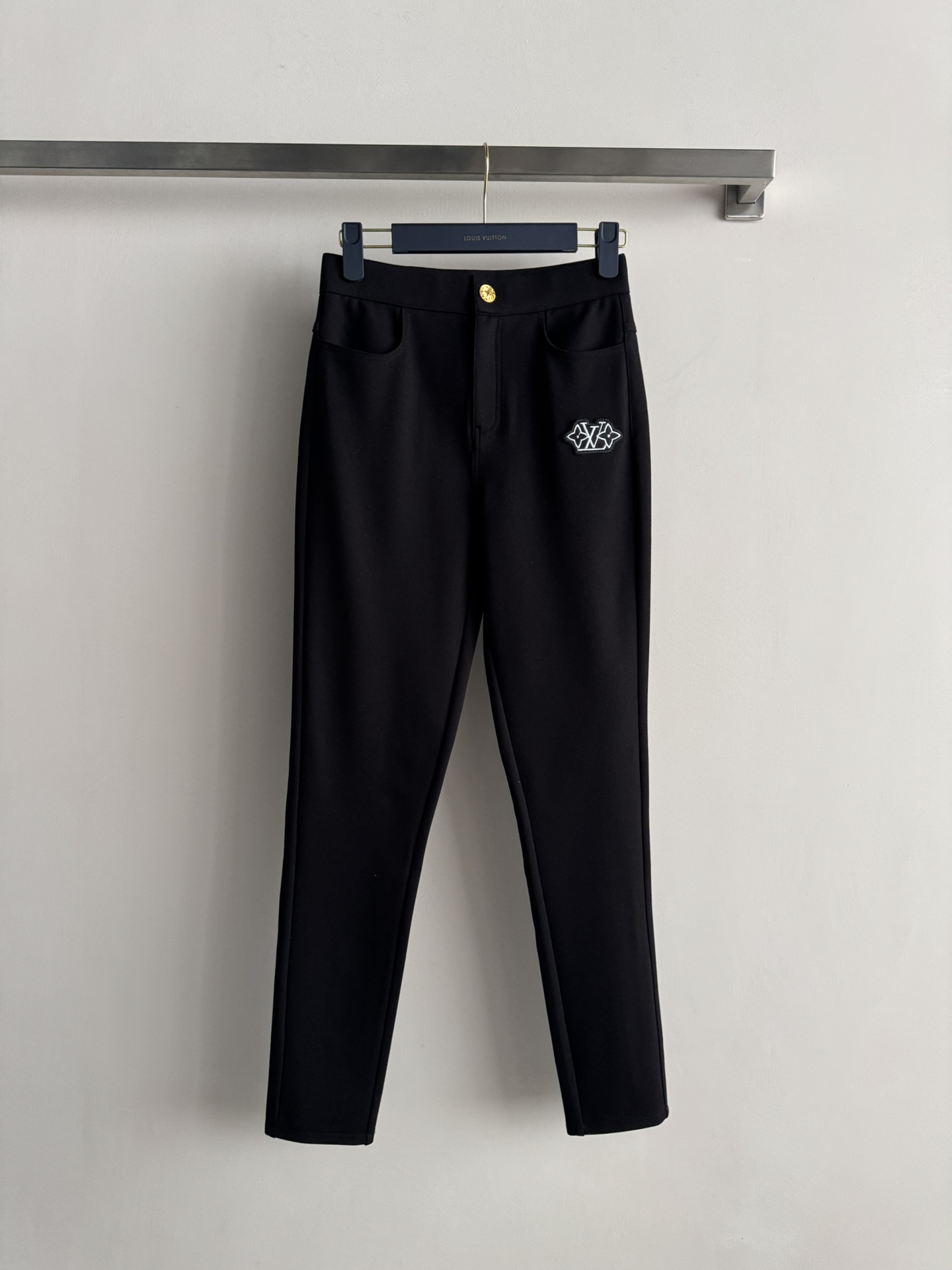 NO:663870,LouisVuitto*25 new autumn and winter black slim-fitting pants are soft and smooth, breathable and comfortable, and can be easily used in daily life or sports! The high-waisted metal buttons are full of details, and the brand embroidery on the left leg is super recognizable. The slim tailoring is slim, and it is OK to match with sports shoes or casual shoes. It can be easily held in commuting, sports, and leisure occasions~SML,, louis vuitton, sneakers,  19860909LouisVuitto*25秋冬新款黑色修身小脚裤柔软顺滑,透气又舒适,日常或运动都能轻松驾驭!高腰设计金属纽扣,细节感满满,左腿品牌刺绣超有辨识度.修身剪裁显瘦,搭配运动鞋或休闲鞋都很OK,通勤,运动,休闲场合都能轻松hold住~SML,,louis vuitton,sneakers, ,Women's clothing