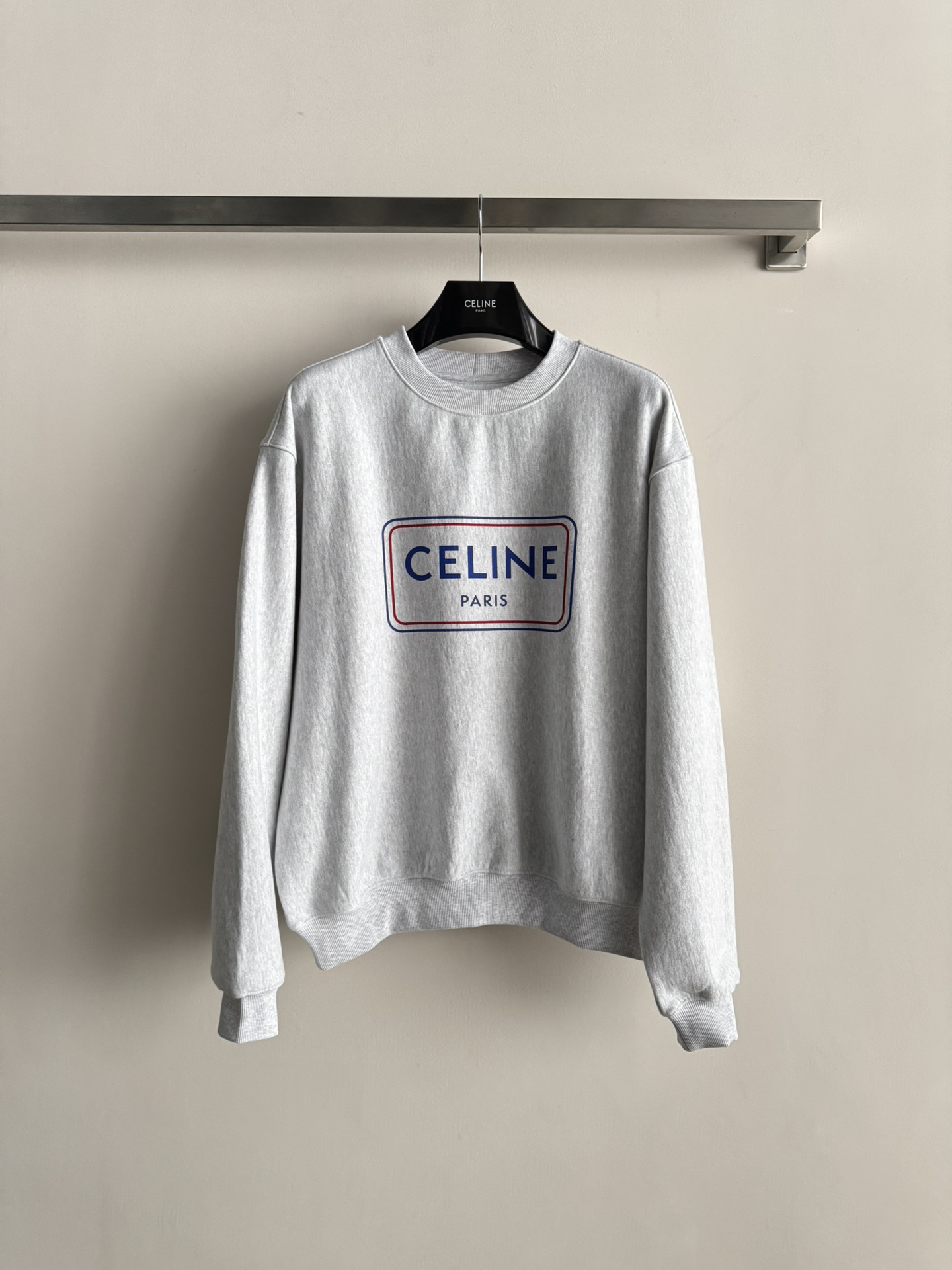 NO:663948,CELIN*26 early spring gray printed loose sweatshirt, soft cotton fabric, skin-friendly and comfortable. Blue and red 'CELINPARIS' logo on the front, simple and elegant, highly recognizable. Loose fit, tolerant of various body types, gray and versatile, easy to match jeans or casual pants, super stylish for daily wear! SML,,celine,hoodie,sweatshirts,jeans, 19860909CELIN*26早春灰色印花宽松卫衣,柔软棉质面料,亲肤又舒适.正面蓝红'CELINPARIS'Logo,简约大气,辨识度超高.宽松版型,包容多种身材,灰色百搭,轻松搭配牛仔裤或休闲裤,日常穿搭超有型!SML,,celine,hoodie,sweatshirts,jeans, ,Women's clothing