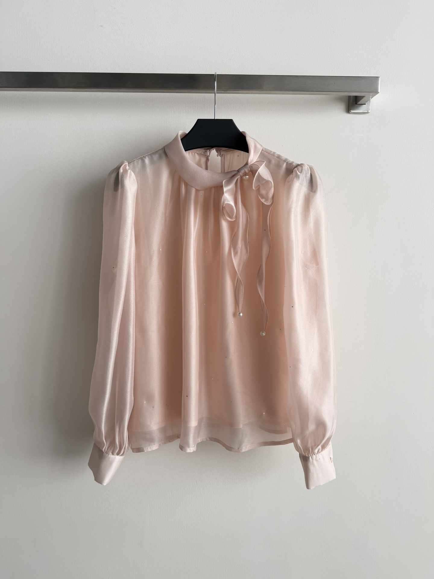 NO:664818,The new 26 early spring French romantic bow shirt fabric has a glossy feel, and the upper body is very elegant. The neckline is super designed and decorated with ribbon bows embellished with small pearls. The long sleeves are full of exquisiteness and slightly cuffed. The fabric is light and breathable. It is very suitable for early spring ~ Whether commuting, dating or daily life, it is very gentle and intellectual when paired with high-waisted pants or skirts, and can easily create a French atmosphere Sml, skirts, shirts,  1986090926早春新款法式浪漫蝴蝶结衬衫面料自带光泽感,上身非常显优雅气质,领口超有设计感配上飘带蝴蝶结点缀小珍珠,精致感拉满长袖微收口,面料轻薄透气,早春穿超合适~无论通勤,约会还是日常,搭配高腰裤或半裙都很温柔知性,轻松打造法式氛围感Sml,,skirts,shirts, ,Women's clothing