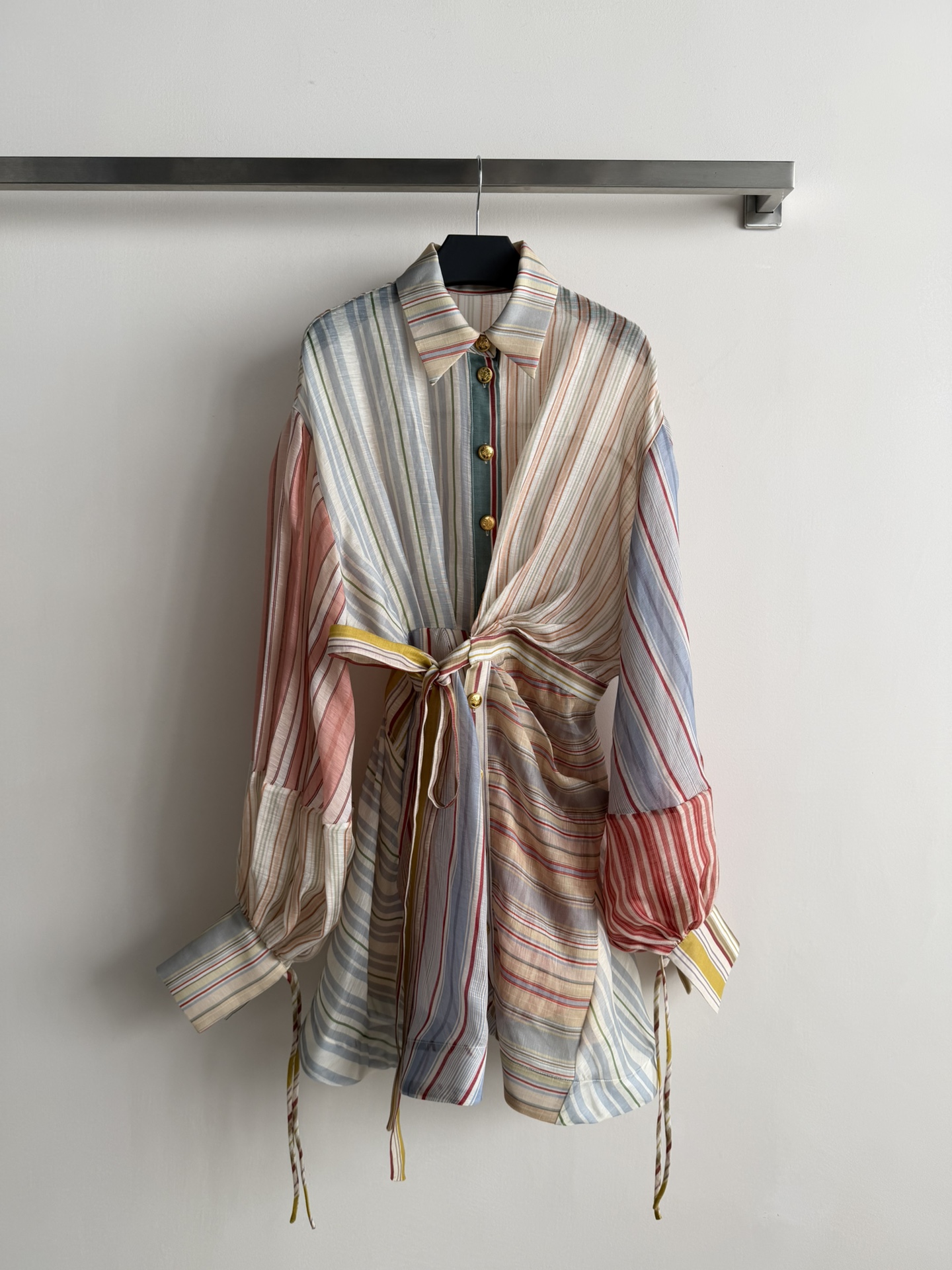 NO:664848,Zimmerman*26 spring and summer Rebellion series striped shirt skirt, 55 linen + 45 silk blend, light and breathable, perfect for spring and summer! Colorful striped splicing + retro lantern sleeves, adjustable waist tie, slimming and layered. It can be easily switched between casual or elegant, and can be worn for daily life, vacation, and art exhibitions. Pair it with high-waisted pants or sandals to easily get a high-end look! SML,,sandals,skirts,shirts, 19860909Zimmerman*26春夏Rebellion系列条纹衬衫裙,55亚麻+45丝绸混纺,轻盈透气超适合春夏!多彩条纹拼接+复古灯笼袖,腰部系带可调节,显瘦又有层次感.随性or优雅都能轻松切换,日常,度假,艺术展都能穿,搭配高腰裤或凉鞋,轻松get高级感造型!SML,,sandals,skirts,shirts, ,Women's clothing