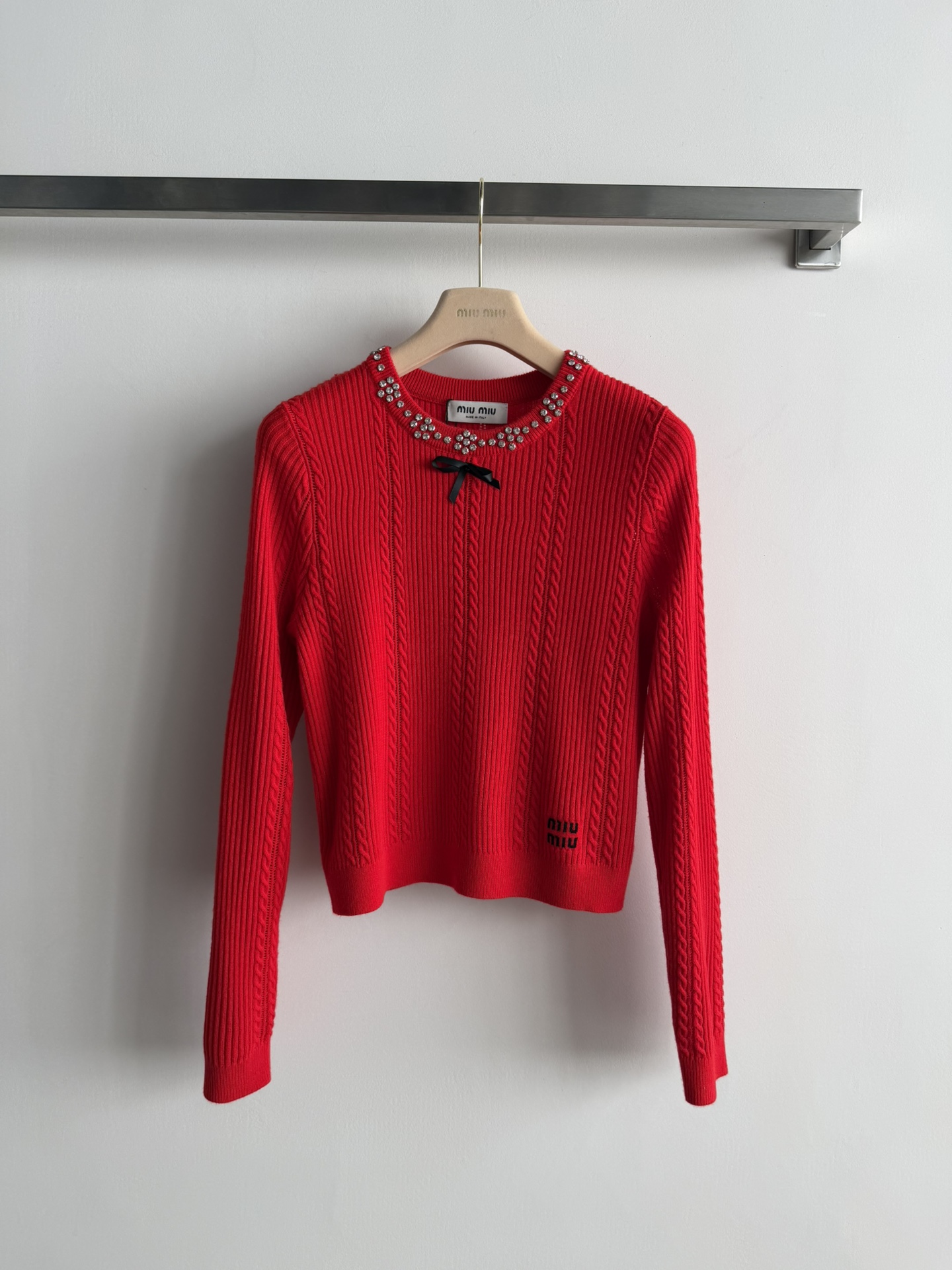 NO:665727,miumi*25 new autumn and winter bow knitted sweater with rhinestone round neck and small version design. It is decorated with bows. It is super sweet and age-reducing. The upper body becomes a sweet girl in seconds. The fabric is cashmere and wool blend, which is also very warm when used as a base. It is easy to wear, making it gentle, cute and charming. Four colors SML-,,miumiu, 19860909miumi*25秋冬新款蝴蝶结针织衫烫钻圆领小版型设计 搭配蝴蝶结装饰 超甜超减龄 上身秒变小甜妹 面料羊绒羊毛混纺当打底也很保暖简单穿出温柔可爱迷人四色SML-,,miumiu, ,Women's clothing