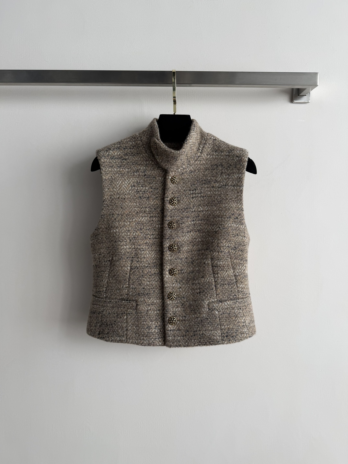 NO:665724,LoriPiana's latest vest is made of tweed wool blended fabric. It has a light brown background with mixed dark and light textures to highlight its high quality. The upper body is made of silk lining and is comfortable and skin-friendly. The stand-up collar design is clean and neat. There is a row of metal buttons on the front and patch pockets on both sides. The overall style is retro and elegant, suitable for old money style wear. SML-,,real silk, 19860909LoriPiana*新款马甲采用粗花呢羊毛混纺面料 呈现浅棕底色混杂深浅色纹理凸显高级 衬里真丝材质上身舒爽亲肤立领版型设计干净利落 正面设一排金属质感纽扣,两侧有贴袋 整体风格复古优雅适合老钱风穿搭SML-,,real silk, ,Women's clothing