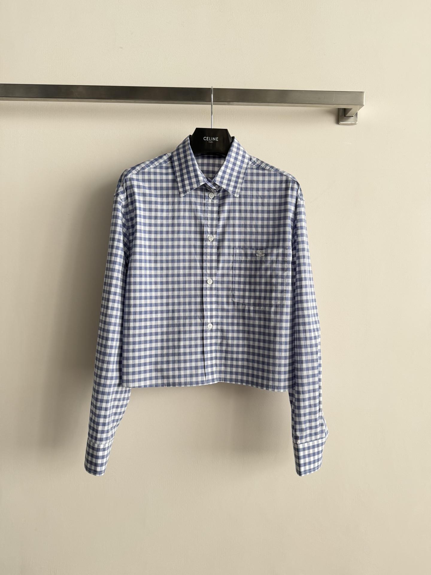 NO:665716,CELIN*26 new early spring classic plaid shirt, loose short version, slim and good-looking, embellished with Arc de Triomphe logo on the chest pocket, simple and classy. The upper body shows a fresh and artistic style that reduces age. The sweet and salty plaid shirt is an irresistible fashion item~SML,,celine,shirts, 19860909CELIN*26早春新款经典格纹衬衫宽松的小短款版型 显瘦又好看 胸前口袋凯旋门刺绣Logo点缀 简约又有档次 上身彰显清新文艺减龄范可甜可盐的格子衫是无法拒绝的时尚单品～SML,,celine,shirts, ,Women's clothing