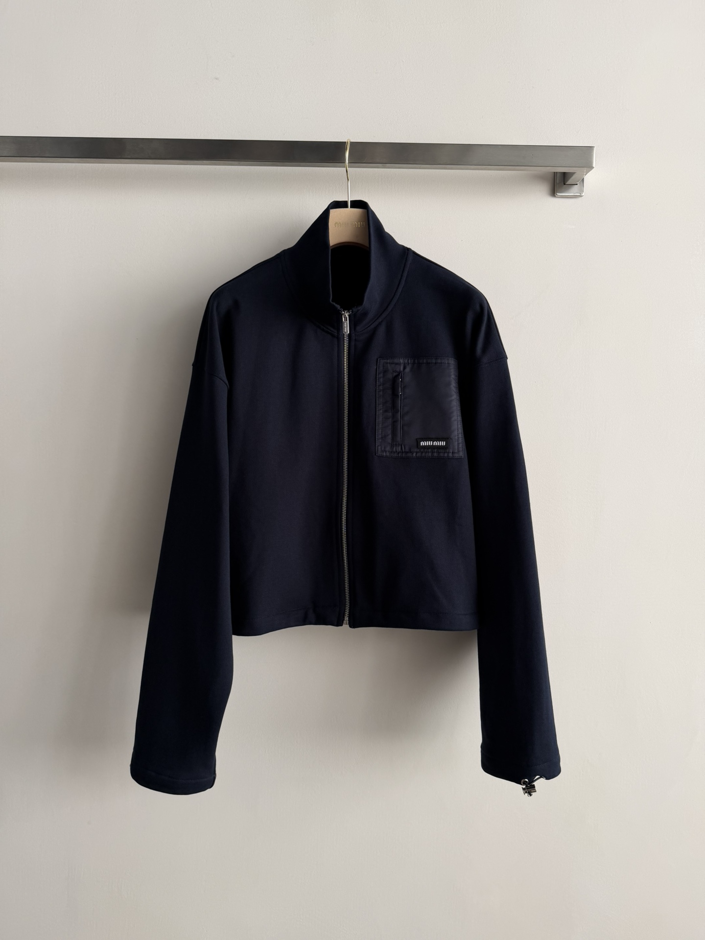 NO:665706,MiuMi*26 new early spring jacket has a short stand-up collar design and a front metal zipper design. There is a logo pocket on the chest to highlight the brand's tone. Drawstrings on both sides of the hem are adjustable for elasticity. You can freely adjust and shape the waistline. Pair it with a series of skirts for a casual and fashionable look. Suitable for daily wear SML, miumiu, skirts, jackets & coats,  19860909MiuMi*26早春新款外套短款立领设计,正面金属拉链设计 胸前贴有带标识的口袋彰显品牌调性 下摆两侧设抽绳可调节松紧 可自由调整塑造腰线 搭配系列半裙一套穿搭休闲时髦 适合日常穿搭SML,,miumiu,skirts,jackets & coats, ,Women's clothing