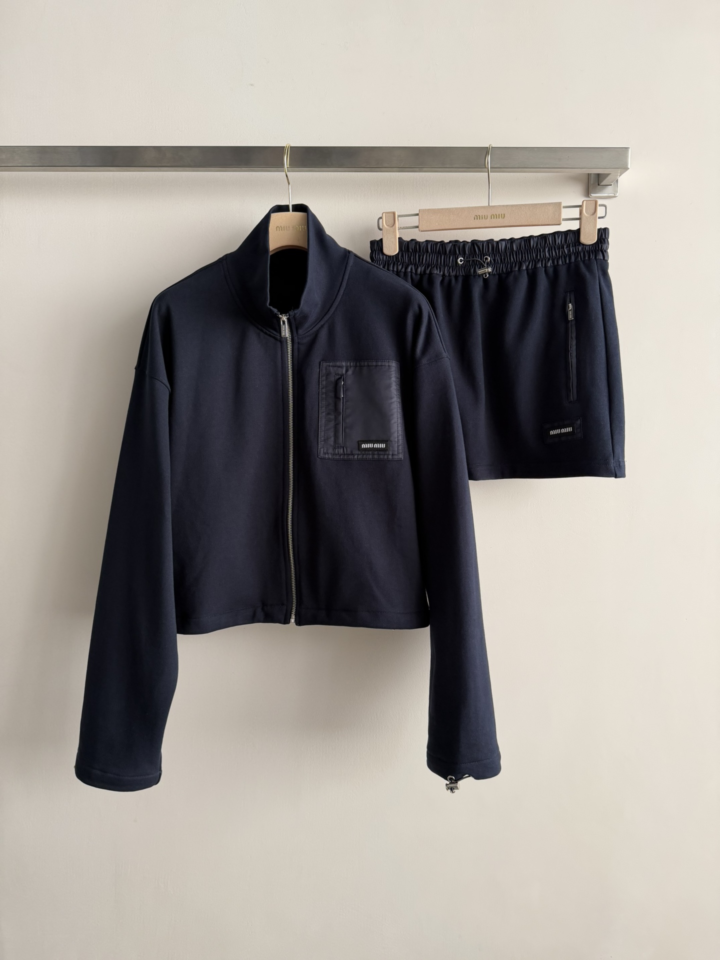 NO:665702,MiuMi*26 new early spring skirt. Elastic waistband with drawstring design to adjust the waist. Zipper pockets on both sides, both practical and decorative. The skirt is decorated with letter logo and has a recognizable style. It can be worn with a series of jackets to create a casual and sports style. Super age-reducing SML-,,miumiu,skirts,jackets & coats, 19860909MiuMi*26早春新款半裙 松紧腰头并搭配抽绳设计以调节腰围,两侧设有拉链口袋兼具实用性与装饰性裙摆饰有字母标识具有辨识度风格 搭配系列外套一套穿搭休闲运动风 超级减龄SML-,,miumiu,skirts,jackets & coats, ,Women's clothing