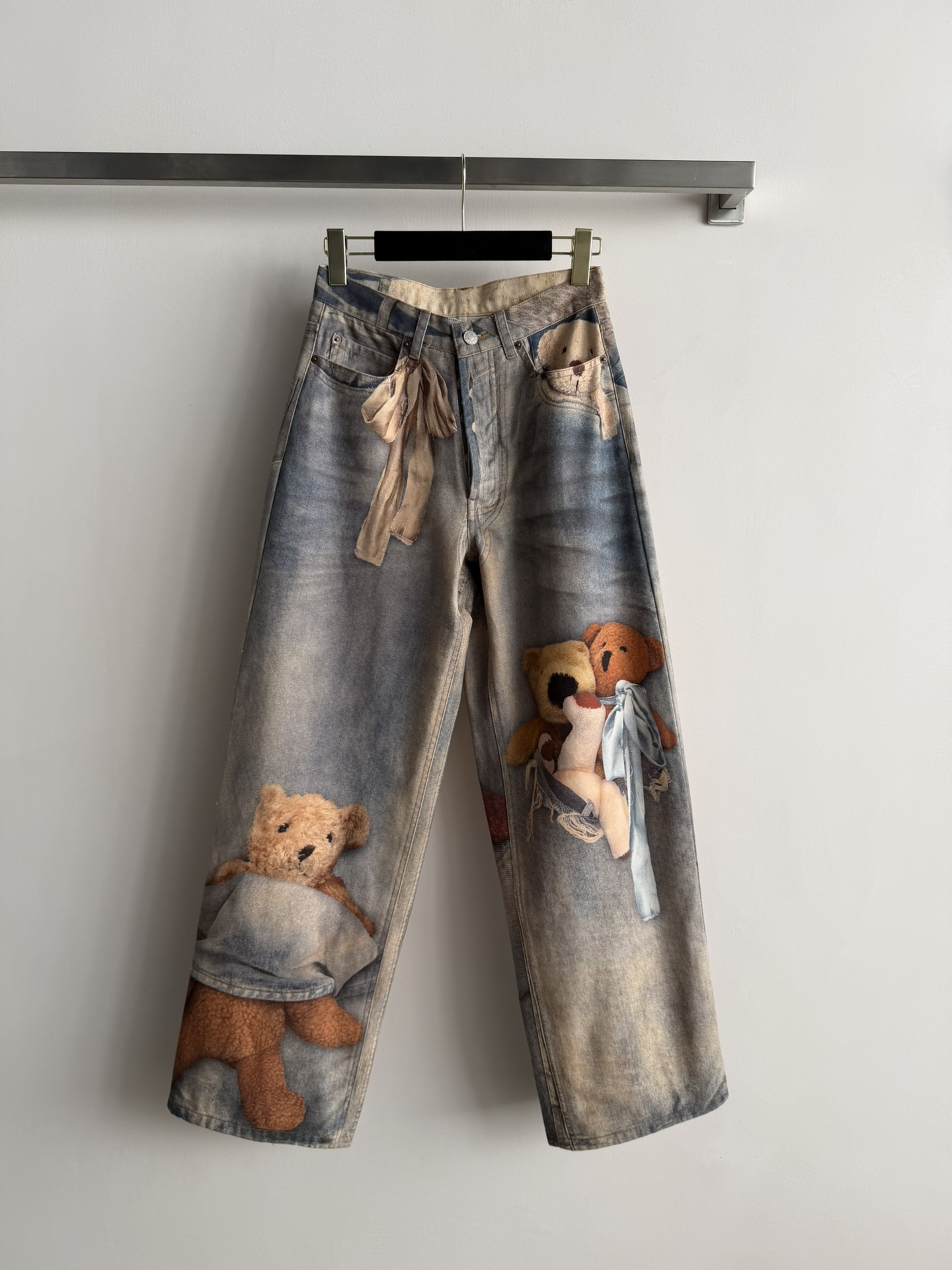 NO:665736,Acne Studio's latest 1981 series bear jeans are made of loose straight fit, denim imported from Italy, washed and distressed, with a full retro faded feel. 3D bear print on the trousers + bow silk scarf, both childlike and personalized, with super rich details! They are great for daily commuting and street wear. The sweet and cool style is easy to control, fashionable and attitude, and you will be the focus when you wear it! SML,,acne studios,dior,jeans, 19860909Acne Studio*新款1981系列小熊牛仔裤,采用宽松直筒版型,意大利进口丹宁布,水洗做旧工艺,复古褪色感满满.裤身3D小熊印花+蝴蝶结丝巾,童趣与个性兼具,细节超丰富!日常通勤,街头穿搭都很出彩,甜酷风格轻松拿捏时髦又有态度,穿上就是焦点!SML,,acne studios,dior,jeans, ,Women's clothing