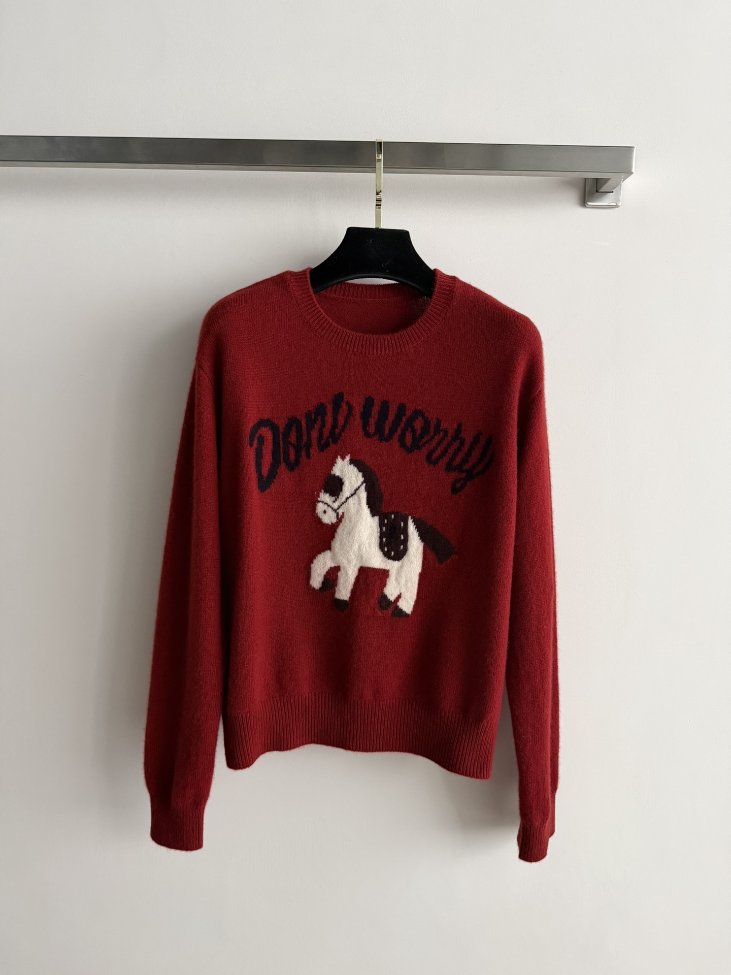 NO:666172,The new round-neck pony print sweater is made of sheep wool and has a cute and age-reducing regular version. The Christmas atmosphere on the upper body directly fills it up, giving it a retro yet refined feeling!  It feels soft, waxy and delicate, close to the skin and keeps you warm without sticking!  No matter the style, it will look good no matter how you match it!  Christmas and New Year are all good times,,sweaters, 19860909新款圆领小马印花毛衣采用绵羊毛质感在线可爱减龄常规版型～上身圣诞氛围感直接拉满给人一种复古又不失精致的感觉！手感软糯细腻,亲肤保暖不扎身！版型不挑人怎么搭都好看！圣诞过年都好应景均,,sweaters, ,Women's clothing