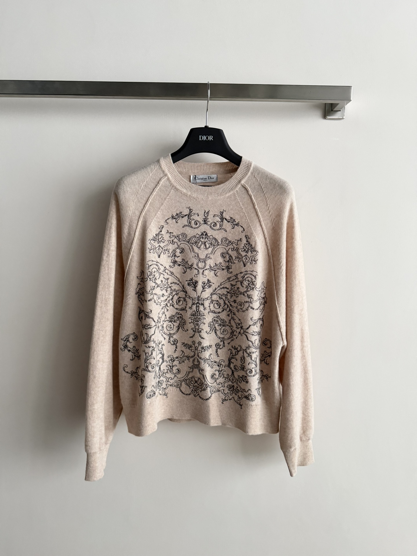 NO:661938,dio*26's new early spring woolen sweater is knitted with dark rococo patterns, and curly grass and carvings are woven into the body to create a light retro painting. The low saturated tones soften the complexity of the palace patterns, and the baggy silhouette is wrapped in a relaxed, classical sophistication hidden in daily life. Every inch of the texture is like stolen elegant scraps, very exquisite!  Retro style style.SML, Dior-clothing, dior, dior, loro piana,  19860909dio*26早春新款羊毛衫,针织裹着暗纹洛可可,卷草与雕花在衣身织成轻描的复古画.低饱和色调揉软了宫廷纹样的繁复,松垮廓形裹着松弛一把古典的精致藏进日常,每一寸纹理都像偷来的优雅边角料,非常精美！复古气质款.SML,迪奥-服装,dior,dior,loro piana, ,Women's clothing