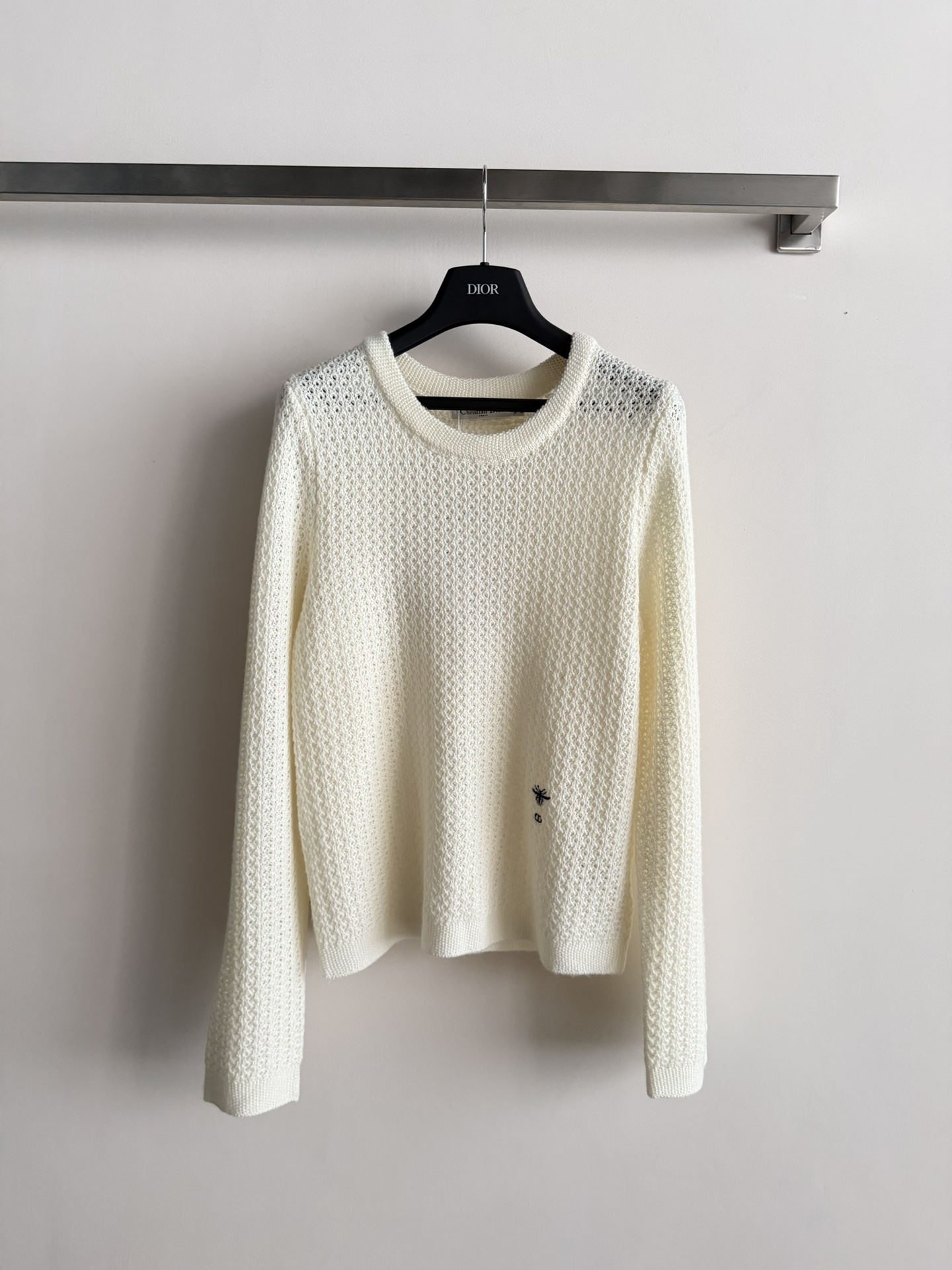 NO:666180,Dio*26 early spring hollow sweater, made of high-quality knitted fabric, breathable and comfortable, perfect for spring and summer! Hollow texture design, full of layering, simple and elegant, round neck and long sleeves, suitable for wearing alone or layered~Multiple colors are available, black, rice, camel can be matched as you like, easy to control for commuting and leisure, elegant and practical, the details of the little bee logo are a plus! SML,, dior,  19860909Dio*26早春款镂空针织衫,采用高品质针织面料,透气又舒适,春夏穿超合适!镂空纹理设计,层次感满满,简约大方,圆领长袖,单穿或内搭都很OK~多色可选,黑,米,驼色随心搭配,通勤休闲都能轻松驾驭,优雅又实用,小蜜蜂标志细节超加分!SML,,dior, ,Women's clothing