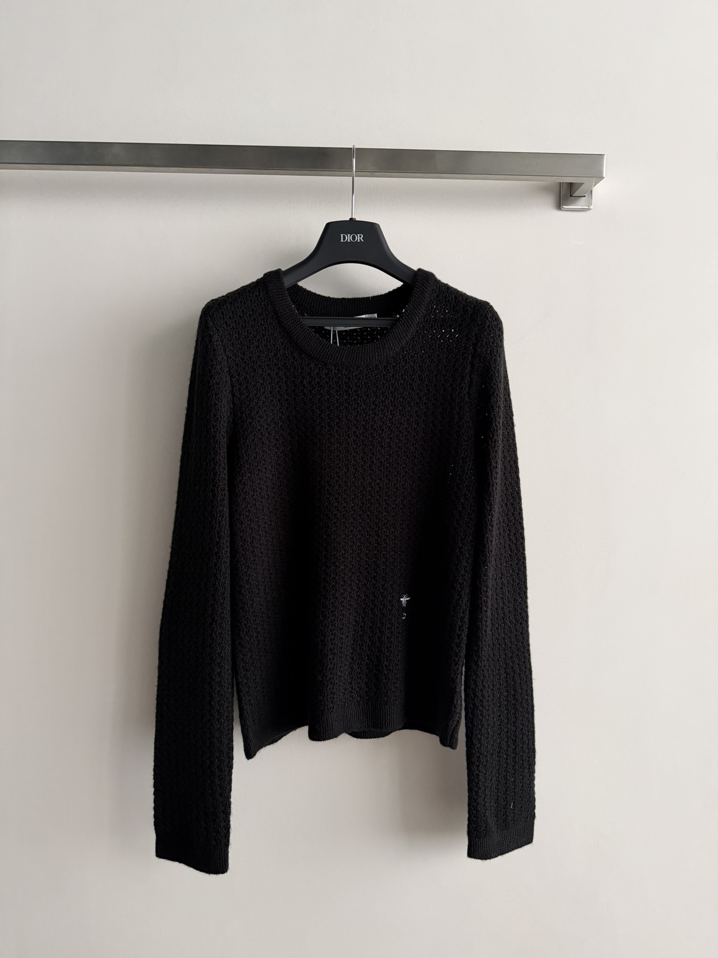 NO:661947,Dio*26 early spring hollow sweater, made of high-quality knitted fabrics, breathable and comfortable, perfect for spring and summer! Hollow texture design, full of layers, simple and elegant, round neck and long sleeves, good to wear alone or layered~Multiple colors available, black, rice, camel can be matched as you like, easy to control for commuting and leisure, elegant and practical, the little bee logo details are a plus! SML, Dior-clothing, dior, dior, loro piana, alexander  wang19860909Dio*26早春款镂空针织衫,采用高品质针织面料,透气又舒适,春夏穿超合适!镂空纹理设计,层次感满满,简约大方,圆领长袖,单穿或内搭都很OK~多色可选,黑,米,驼色随心搭配,通勤休闲都能轻松驾驭,优雅又实用,小蜜蜂标志细节超加分!SML,迪奥-服装,dior,dior,loro piana, ,Women's clothing