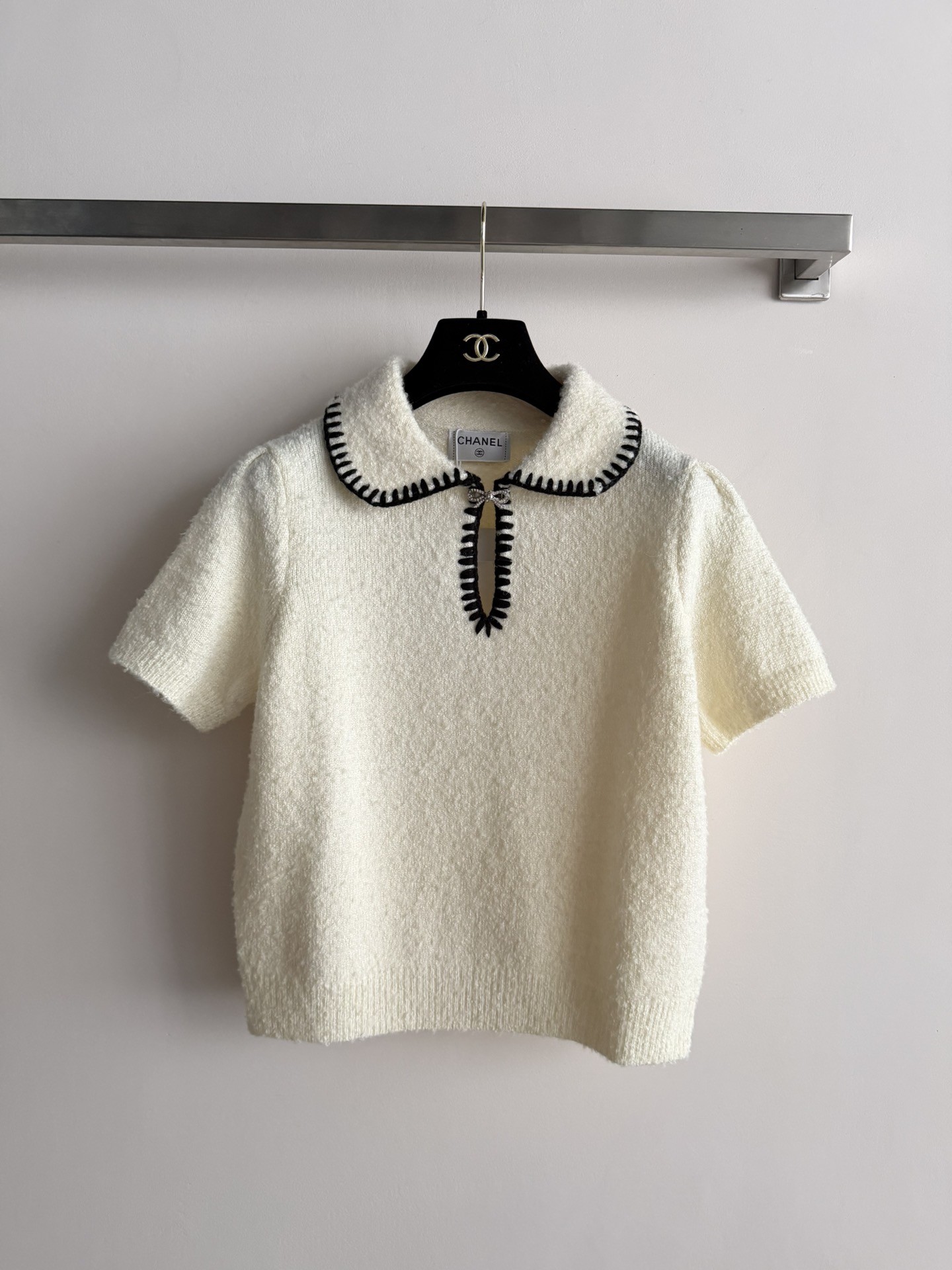 NO:661909,Chane*25N series white sweaters, soft knitted fabrics, comfortable to wear. Peter Pan collar with black and white contrast embroidery, exquisite details, elegant retro. Short-sleeved design, very suitable for spring and summer, great alone or with skirts or trousers, easily create a French atmosphere. The 25N series continues the classic elements, the details are full of fashion and versatile! SML, Chanel-clothing, chanel, chanel, loro piana, skirts, T-shirt,  19860909Chane*25N系列白色针织衫,柔软针织面料,穿着舒适.彼得潘领黑白撞色刺绣,细节精致,优雅复古.短袖设计,春夏季节超适合,单穿或搭配半裙,长裤都很出彩,轻松打造法式氛围感.25N系列延续经典元素,细节满分时髦又百搭!SML,香奈儿-服装,chanel,chanel,loro piana,skirts,T-shirt, ,Women's clothing