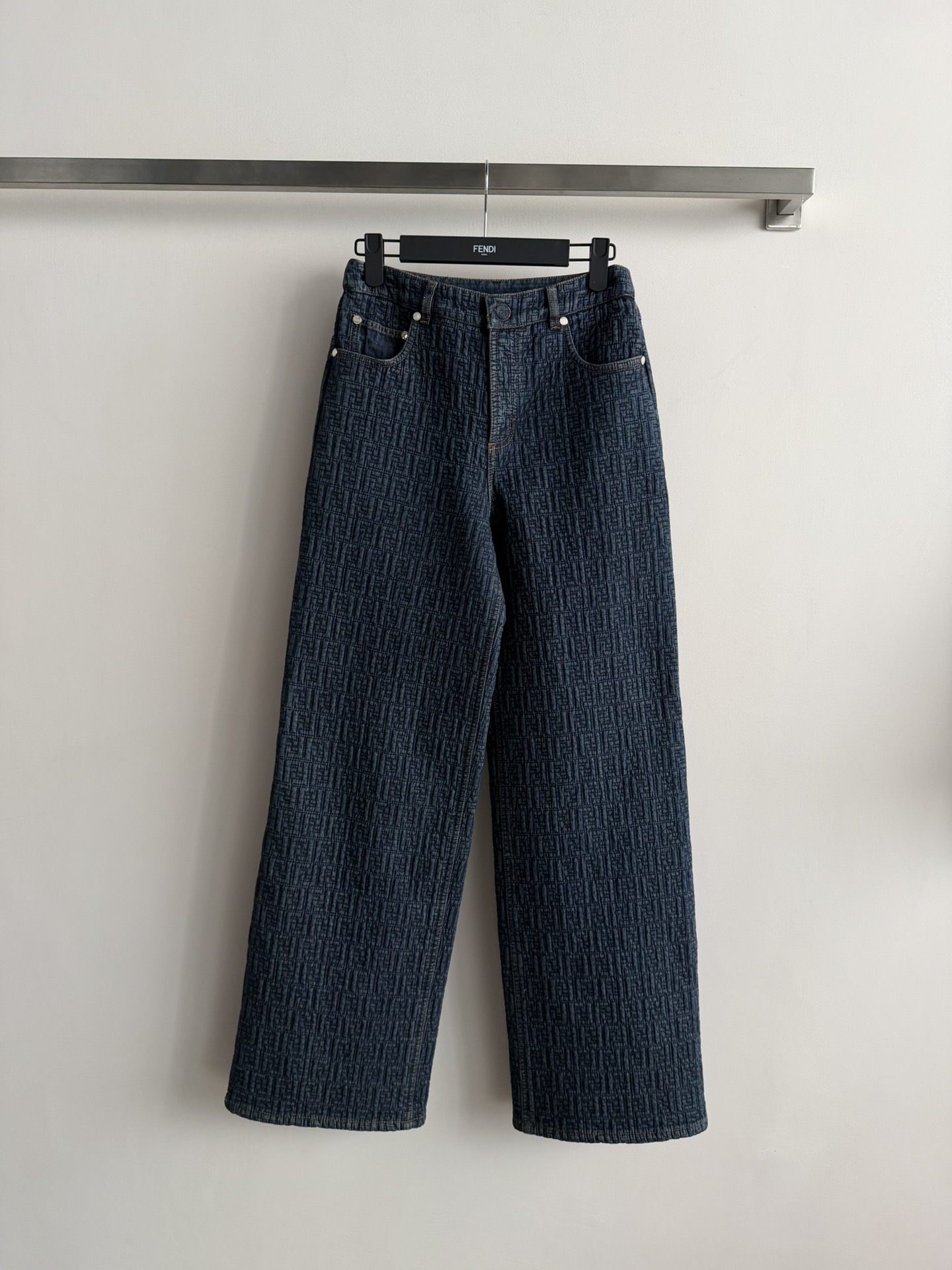 NO:666173,FEND*25 new autumn and winter FF presbyopic jacquard jeans, dark blue denim fabric with FF presbyopic pattern, highly recognizable brand. Loose straight fit, classic double-stitching on the back pocket, perfect details! High-quality cotton material, wear-resistant and comfortable, suitable for daily wear or retro style~ Pair with simple tops and short boots to easily get a fashionable look SML, fendi, boots, jeans,  19860909FEND*25秋冬新款FF老花提花牛仔裤深蓝丹宁面料FF老花图案,品牌辨识度超高.宽松直筒版型,后袋经典双线缝制,细节满分!高品质棉料,耐磨又舒适,日常穿搭或复古风都很OK~搭配简约上衣,短靴,轻松get时髦造型SML,,fendi,boots,jeans, ,Women's clothing