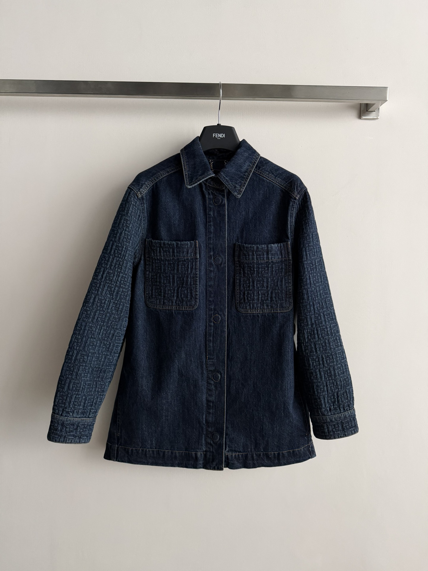 NO:666188,Fend*25 new autumn and winter FF jacquard denim shirt jacket dark blue washed denim FF jacquard, low-key and recognizable. Classic shirt jacket style, lapels, double breast pockets, single-breasted buttons, adjustable cuffs, super versatile for daily wear! Denim is wear-resistant and breathable, suitable for spring and autumn, can be easily managed in casual or street style, and matches with a series of jeans for a fashionable upper body. SML,,fendi,jeans,jackets & coats,jackets &  coats,shirts, 19860909Fend*25秋冬新款FF提花牛仔衬衫外套深蓝水洗牛仔布FF提花,低调又有辨识度.经典衬衫夹克版型,翻领双胸袋单排扣,袖口可调节,日常穿搭超百搭!牛仔布耐磨透气,春秋季节穿着很合适,休闲or街头风都能轻松驾驭,搭配系列牛仔裤 上身时髦感满分.SML,,fendi,jeans,jackets & coats,jackets & coats,shirts, ,Women's clothing