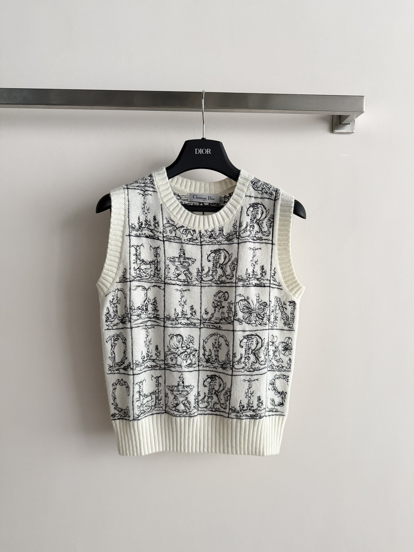 NO:661942,Dio*26 new early spring knitted vest, made of high-quality cashmere fabric. The black letter jacquard pattern is very recognizable and full of artistic sense. The sleeveless design has ribbed knitted edges, which is fit and comfortable. It is great to wear alone or layered with shirts and jackets in spring and summer! It can be easily controlled for daily commuting and leisure, fashionable and practical~SML, Dior-clothing, dior, dior, loro piana, jackets & coats, shirts,  19860909Dio*26早春新款针织背心,采用高品质羊绒面料 黑色字母提花图案超有辨识度,艺术感满满.无袖设计罗纹针织边缘,贴合又舒适,春夏单穿或叠搭衬衫,外套都很出彩!日常通勤,休闲都能轻松驾驭,时尚实用两不误~SML,迪奥-服装,dior,dior,loro piana,jackets & coats,shirts, ,Women's clothing