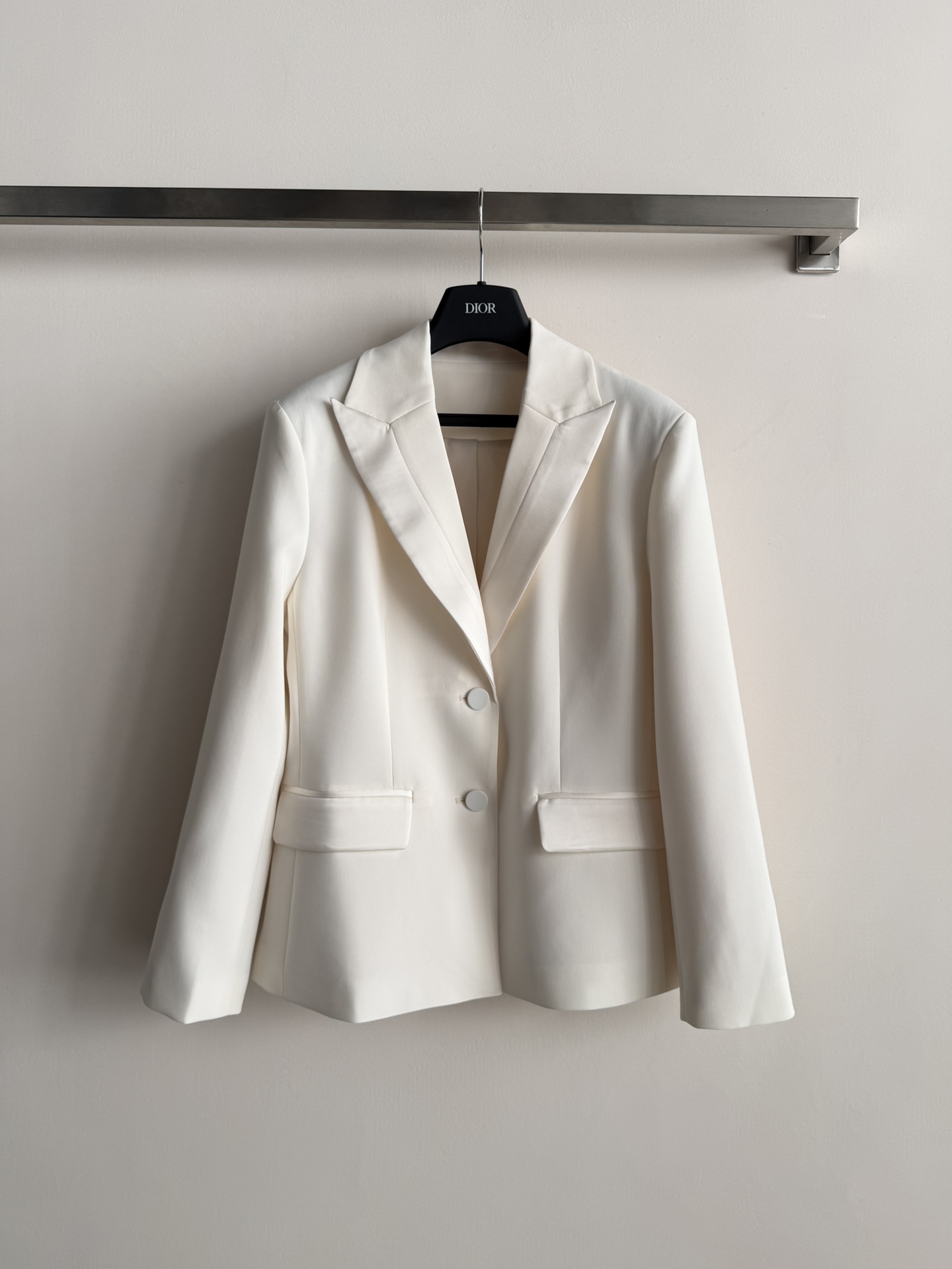 NO:661918,DIO*26 new early spring two-button suit jacket, the regular version is high-end, slim and easy to wear. It is designed with gun lapel splicing fabrics. The upper body is crisp and stylish, low-key and luxurious. A simple outfit will quickly combine competence and elegance. SML, Dior-clothing, dior, dior, loro piana, jackets & coats, business suit,  19860909DIO*26早春新款两粒扣西装外套,常规的版型高级显瘦好穿,采用枪驳领拼接面料设计,上身挺括有型,低调又奢华,简单的穿搭将干练与优雅迅速拉满两色SML,迪奥-服装,dior,dior,loro piana,jackets & coats,business suit, ,Women's clothing