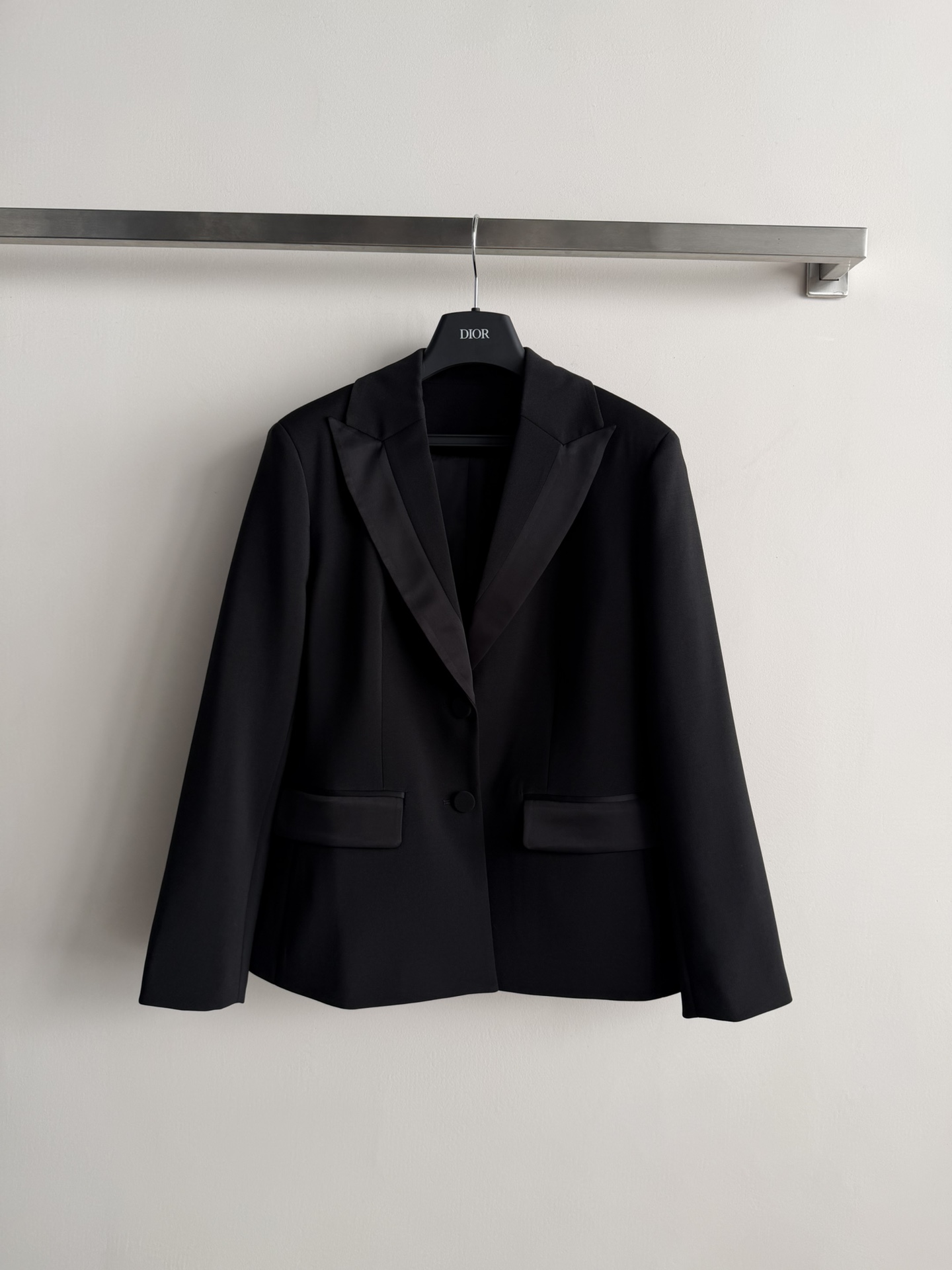 NO:666182,DIO*26 new early spring two-button suit jacket. The regular version is high-end, slim and easy to wear. It is designed with gun lapel splicing fabrics. The upper body is crisp and stylish, low-key and luxurious. A simple outfit will quickly bring out the skills and elegance. SML, dior, jackets & coats, business suit,  19860909DIO*26早春新款两粒扣西装外套,常规的版型高级显瘦好穿,采用枪驳领拼接面料设计,上身挺括有型,低调又奢华,简单的穿搭将干练与优雅迅速拉满两色SML,,dior,jackets & coats,business suit, ,Women's clothing