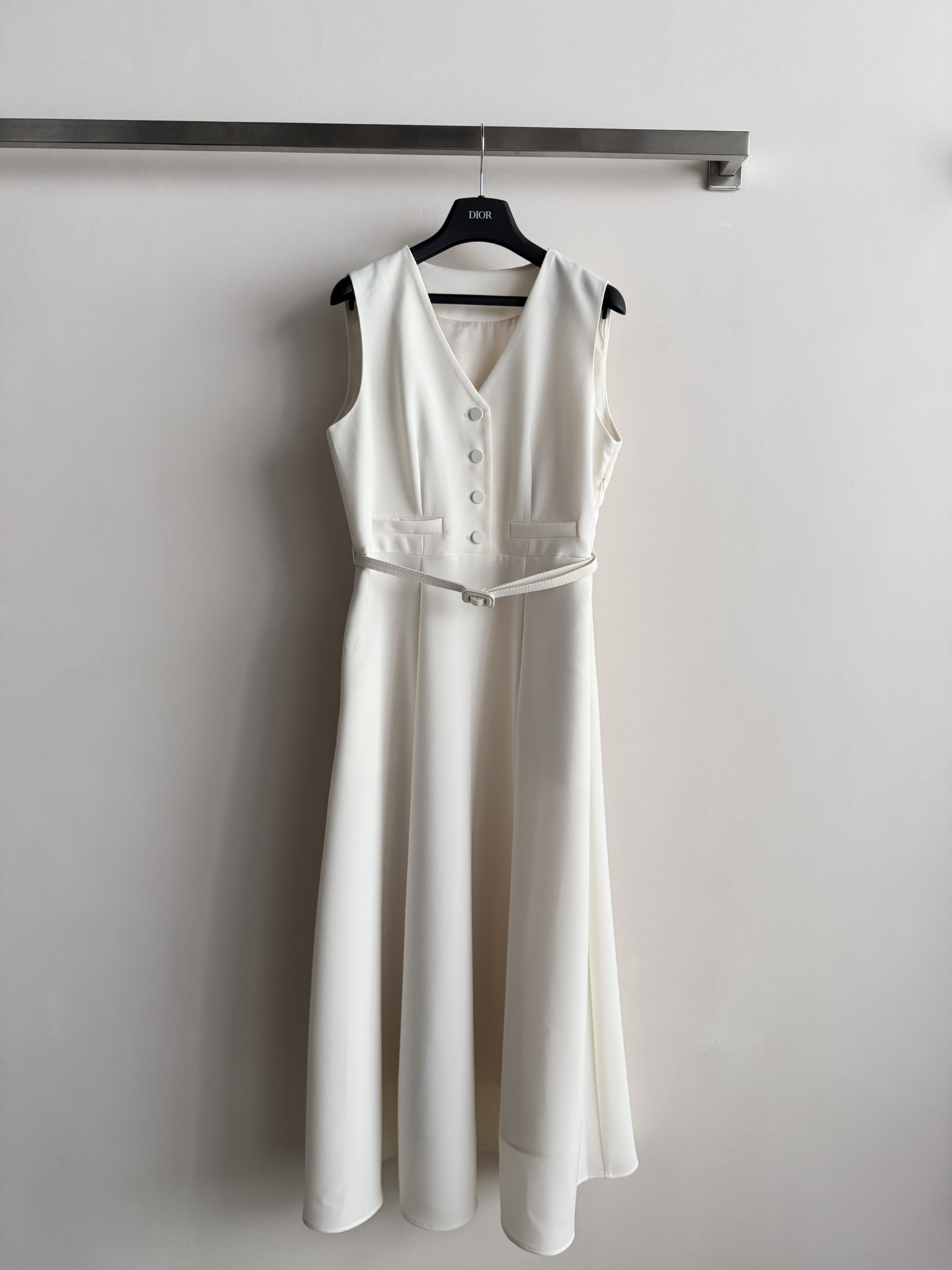 NO:666178,Dio*26 new early spring French style dress!  Simple and elegant, V-neck sleeveless design, front button embellishment, perfect details, high waistline and puffy skirt, full of French romantic atmosphere, perfect for daily commuting or formal occasions, a high-end wardrobe essential!  SML,,dior,skirts, 19860909Dio*26早春新款法式气质连衣裙！简约优雅,V领无袖设计,正面纽扣点缀,细节满分,高腰线蓬蓬裙摆,法式浪漫氛围感拉满,日常通勤或正式场合都很出彩,衣橱高级必备单品！SML,,dior,skirts, ,Women's clothing