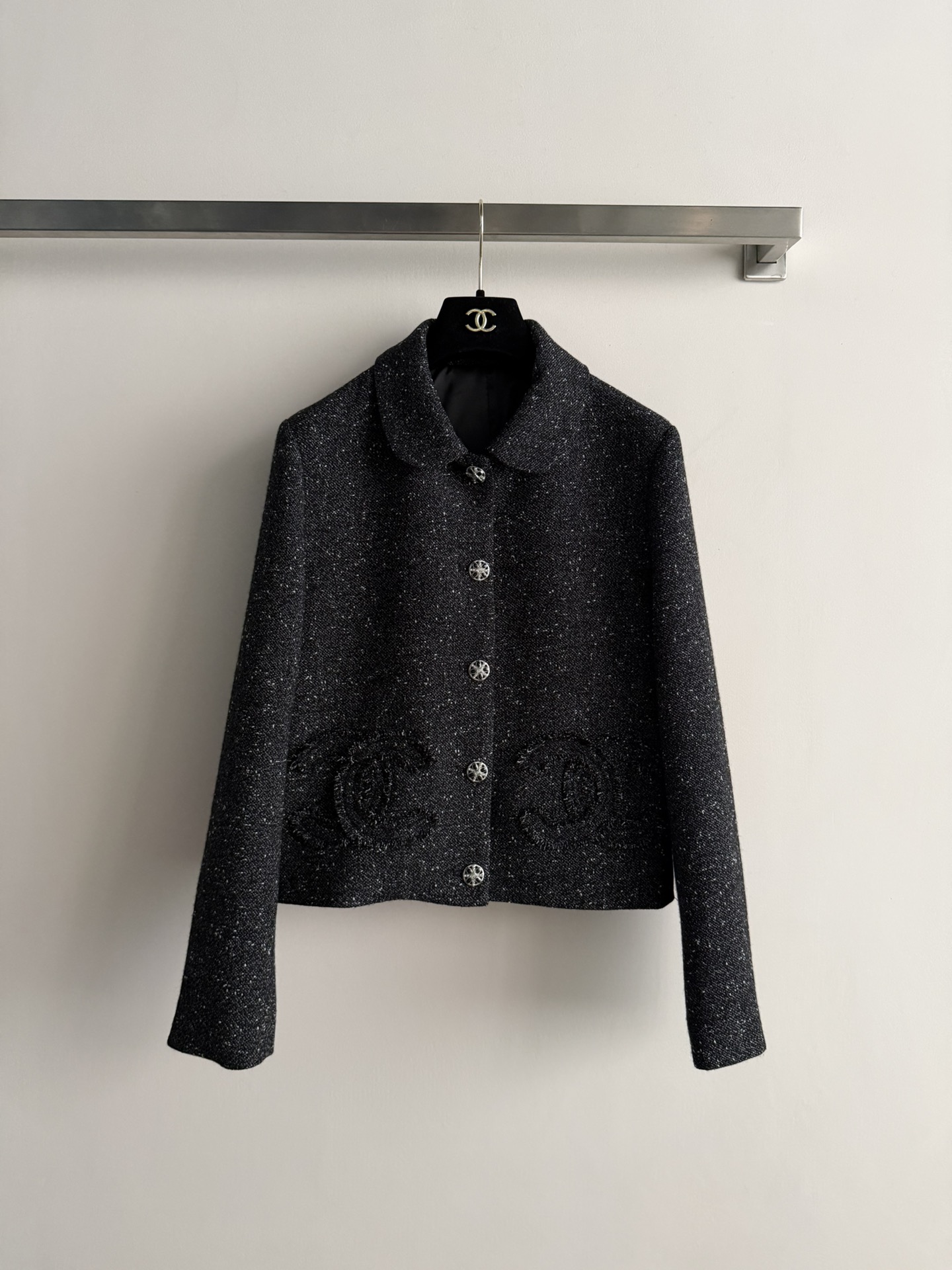 NO:661943,CHANE* Xiaoxiang black tweed lapel jacket is made of classic tweed material, blended yarn, and unique texture. The jacket has metal buttons and double C decoration. It is high-end and elegant; warm and textured, the first choice for autumn and winter. It is suitable for commuting, parties, and formal occasions. It is very good SML, Chanel-clothing, chanel, chanel, loro piana, jackets & coats,  19860909CHANE*小香黑色粗花呢翻领外套经典粗花呢材质,混纺纱线,质感独特.外套金属纽扣,点缀双c装饰 高级优雅；保暖又有质感,秋冬穿搭首选.适合通勤,聚会,正式场合穿都很出彩SML,香奈儿-服装,chanel,chanel,loro piana,jackets & coats, ,Women's clothing