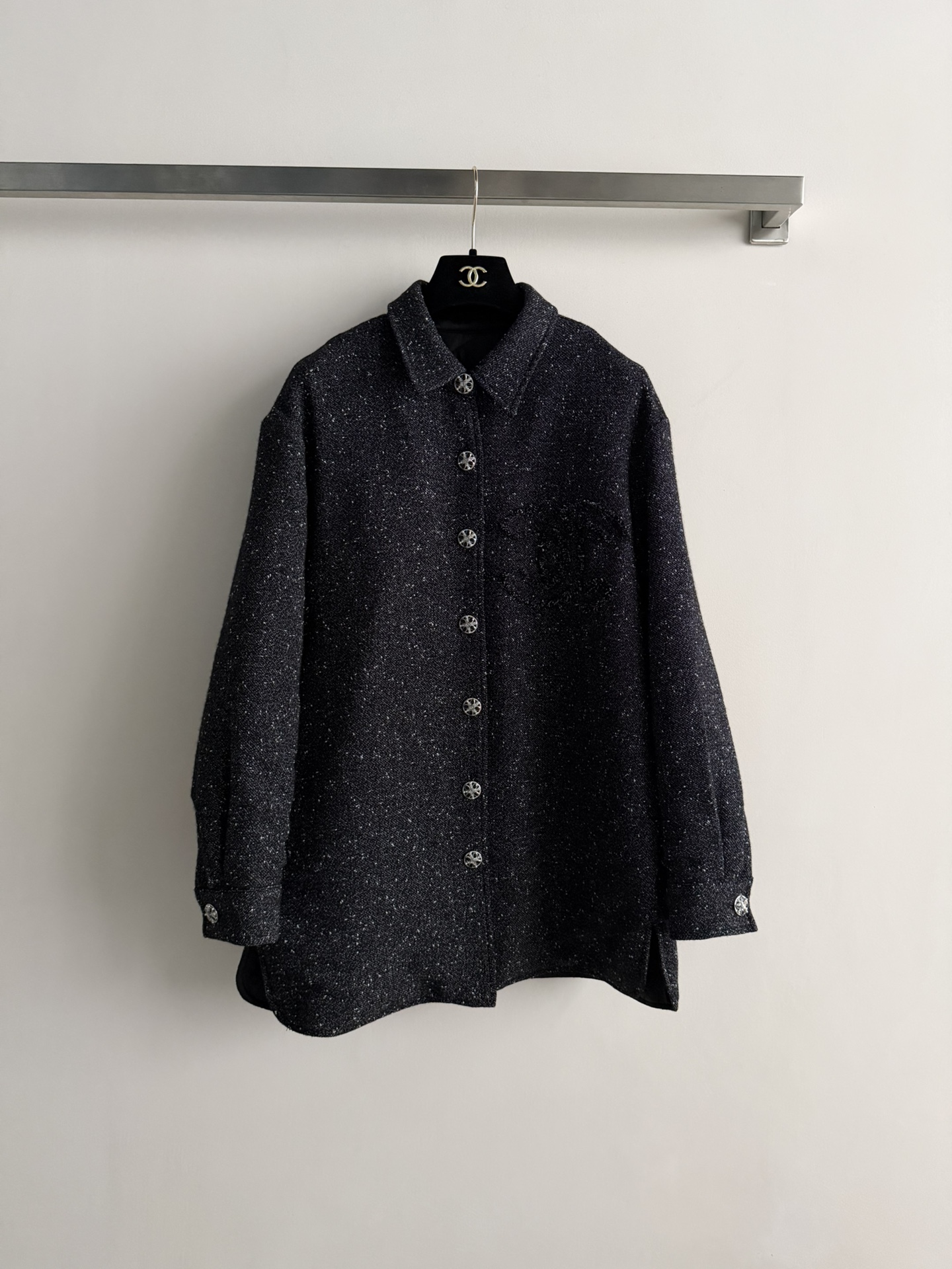 NO:661936,CHANE* classic small fragrant style jacket, black tweed + white yarn embellishment, low-key and exquisite. The double C embroidery on the front is very recognizable, and the metal button details are perfect! Loose fit, super warm for autumn and winter, and very fashionable. It goes well with skirts or trousers, and can easily switch between elegant or handsome style~SML, Chanel-clothing, chanel, chanel, loro piana, skirts, jackets & coats,  19860909CHANE*经典小香风外套,黑色粗花呢+白色纱线点缀,低调又精致.正面双C刺绣超有辨识度,金属纽扣细节满分!宽松版型,秋冬穿超保暖,还很时髦,随便搭配裙装或裤装都很出彩,轻松切换优雅or帅气风格~SML,香奈儿-服装,chanel,chanel,loro piana,skirts,jackets & coats, ,Women's clothing